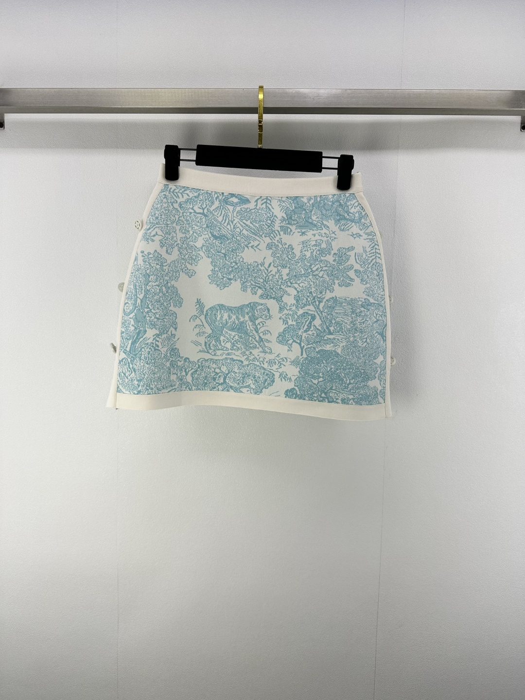 NO:434274,:1 Dio* new details 25 New summer jacquard skirt Customized YB imported material Texture gloss Comfortable and breathable High-waisted side-buckle skirt style Full body active prints natural jungle element style pattern Highlights brand style Refreshing tone visual effect Create a romantic and beautiful style Three-dimensional cut and modified hip legs make it look slimmer. It is brilliant and fashionable at will. All seasons are available. 1 color and 3 size SML, dior, skirts, alexander wang19860909:1 Dio*上新细节 25 夏季新款提花短裙 定制YB进口材质 质感光泽 舒适透气 高腰侧扣短裙版型 通体活性满印动植物自然丛林元素风格图案 凸显品牌格调 清爽基调的视觉效果 打造浪漫唯美风格 立体裁剪修饰臀腿更显瘦 随意搭配都出彩时髦 四季皆可 1色3码SML,,dior,skirts,alexander wang,Women's clothing