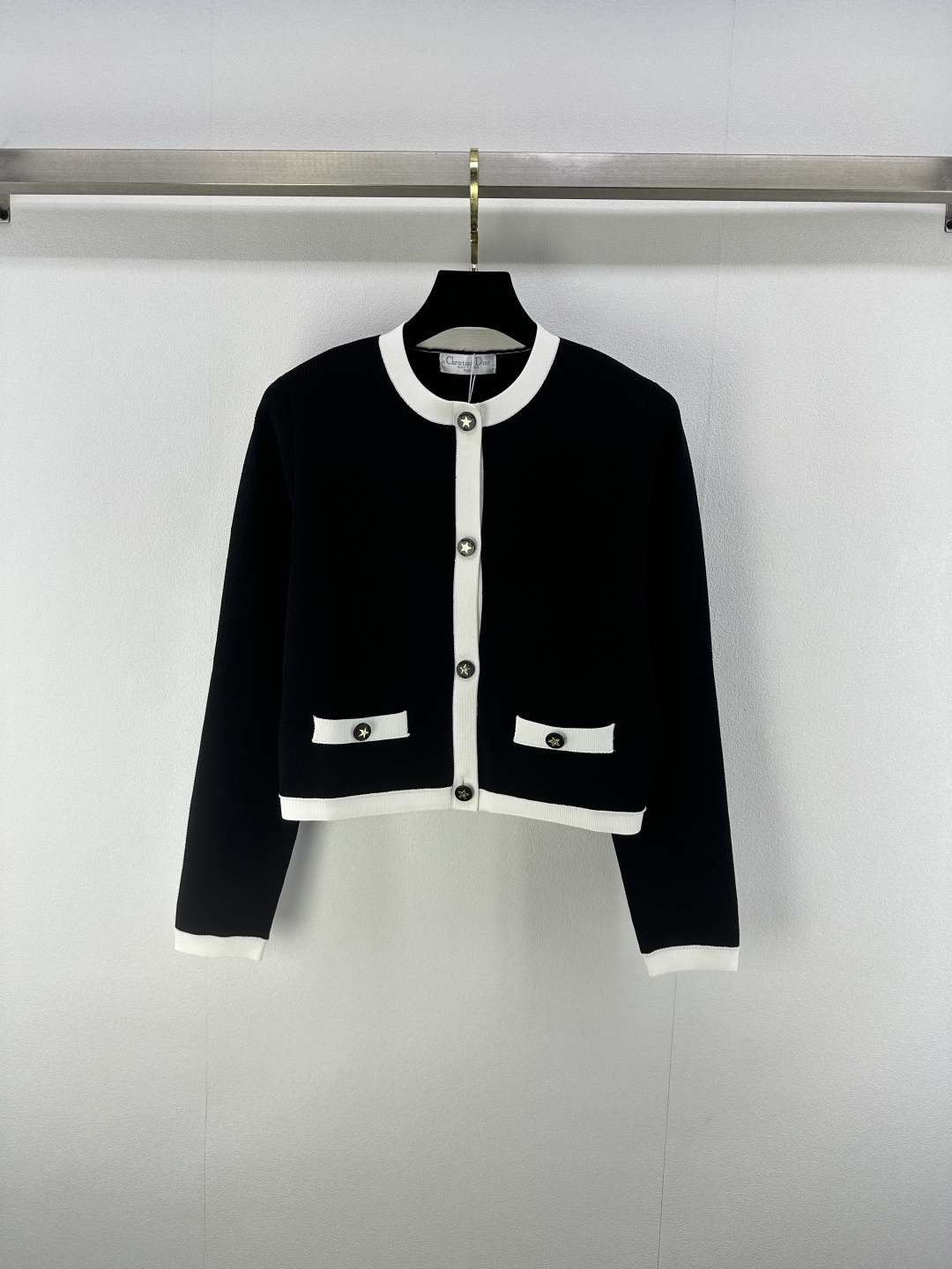 NO:433918,New details on Dio* 25 Summer new contrasting round neck cardigan long sleeves Synchronized by official website Five-pointed star logo button embellishment Imported Swiss woven craftsmanship Classic style and elegant temperament. Classic not picky and super slim on the upper body 1 color 3 code SML, dior, alexander wang19860909Dio*上新细节 25 夏季新款撞色圆领开衫长袖 官网同步 五角星logo纽扣点缀 进口瑞士机织工艺 经典版型气质随性优雅.经典不挑人上身超显瘦 1色3码SML,,dior,alexander wang,Women's clothing