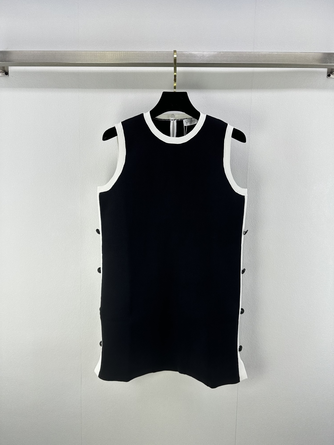 NO:433920,Dio* new details 25 summer new contrast vest skirt French simple straight-tube design Black and white contrast sleeveless vest dress with lucky star-breasted decoration on both sides of fashion and casual, age-reducing and not picky, imported Swiss woven craftsmanship, classic style and temperament are casual and elegant. Classic not picky, super slim on the upper body 1 color 3 size SML,,dior, skirts,alexander wang19860909Dio*上新细节 25 夏季新款撞色背心裙 法式简约直筒设计 黑白撞色无袖背心连衣裙两侧幸运星排扣装饰 时尚休闲 减龄不挑人 进口瑞士机织工艺 经典版型气质随性优雅.经典不挑人上身超显瘦 1色3码SML,,dior,skirts,alexander wang,Women's clothing