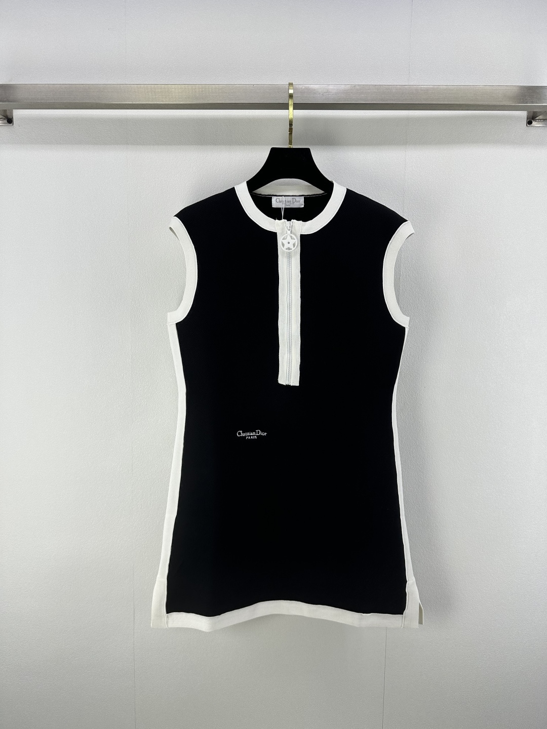 NO:433921,New details on Dio* 25 Summer new contrasting black and white shoulder-drop half-zipper vest skirt. Official website synchronization. Straight fitting. Lucky star zipper on chest. Embellished logo letter embellishment. Imported Swiss woven craftsmanship. Classic style and elegant temperament. Classic and unpicked. Super slim on the upper body. 1 color and 3 size SML, dior, skirts, alexander wang19860909Dio*上新细节 25 夏季新款撞色黑白落肩半拉链背心裙 官网同步 直筒版型 胸前幸运星拉链 腰部刺绣logo字母点缀 进口瑞士机织工艺 经典版型气质随性优雅.经典不挑人上身超显瘦 1色3码SML,,dior,skirts,alexander wang,Women's clothing