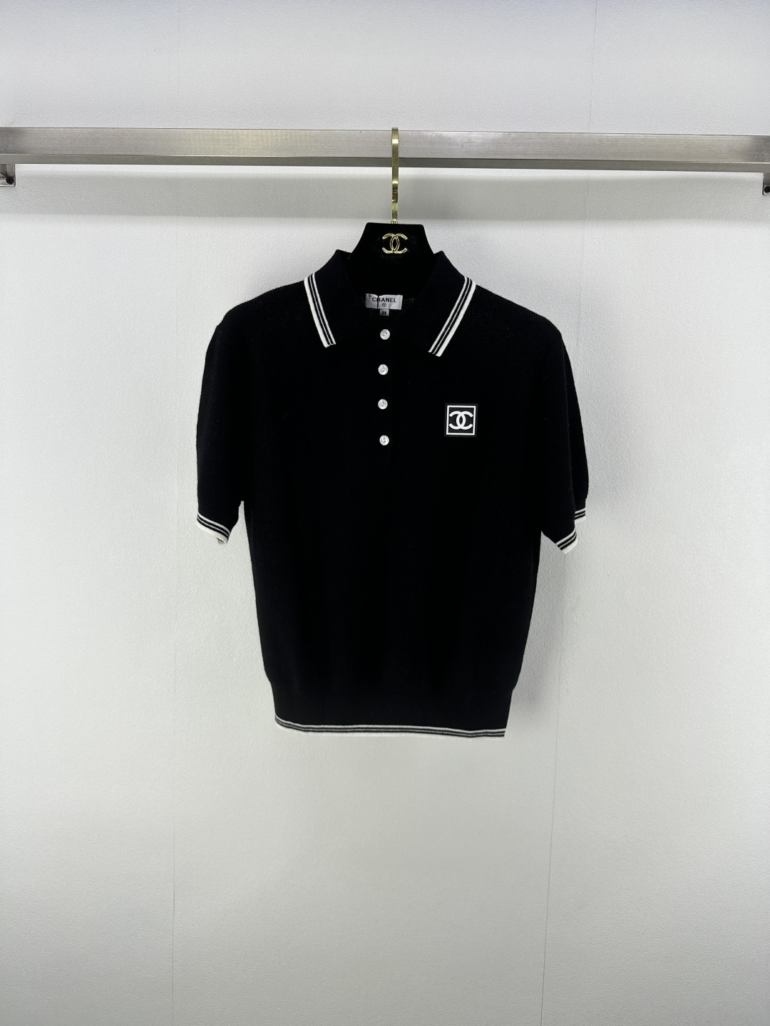 NO:434789,Chane* New Details 25 Spring and Summer Latest Lapel plaid Short Sleeve!  Custom imported yarn weaving, high-quality texture and comfortable, plaid texture and patterned texture, chest logo brand label, highlight the brand personality, highlight the high-end feeling of outfit, elastic and tighter, more refined, slimming outfit, full of relaxation and tone, light luxury and fashionable temperament!  2 color 3 code SML, chanel, T-shirt, alexander wang19860909Chane* 上新细节 25 春夏最新翻领格纹短袖！定制进口纱线织造 质感高级舒适 格纹肌理纹路 胸前logo品牌标签 彰显品牌个性 凸显穿搭高级感 弹性松紧更显精致 穿搭显瘦 尽显松弛调性 轻奢时髦气质！ 2色3码SML,,chanel,T-shirt,alexander wang,Women's clothing