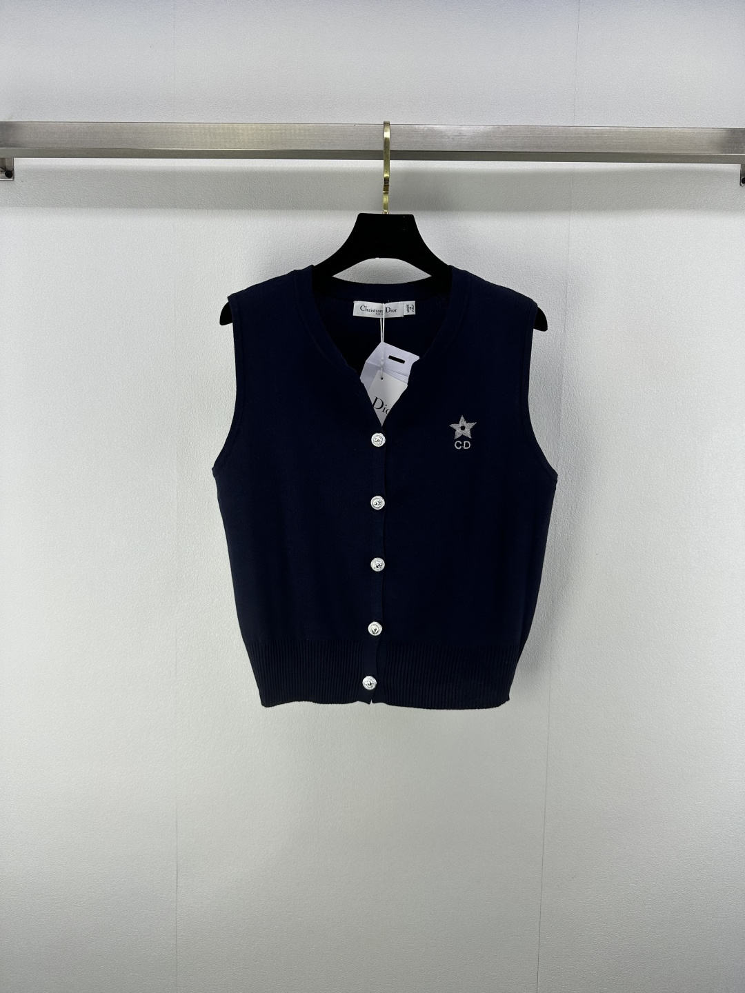 NO:434779,New details on Dio* 25 New summer knitted round-neck cardigan vest!  Positioning embroidered five-pointed star logo fabric has a delicate texture. White, rich and beautiful must be used as a magical tool!  The universal and versatile version is super slim!  The round neck makes the age-reducing girl fashionable and high-end. The imported yarn texture is super comfortable!  Retro girlish temperament!  2 colors 3 codes SML, dior, alexander wang19860909Dio*上新细节 25 夏季新款针织圆领开衫背心！定位刺绣五角星logo面料质感细腻.白富美必入神器！万能百搭版型超显瘦！圆领减龄少女时髦又高级.进口纱线质感超舒适！复古少女气质！ 2色3码SML,,dior,alexander wang,Women's clothing