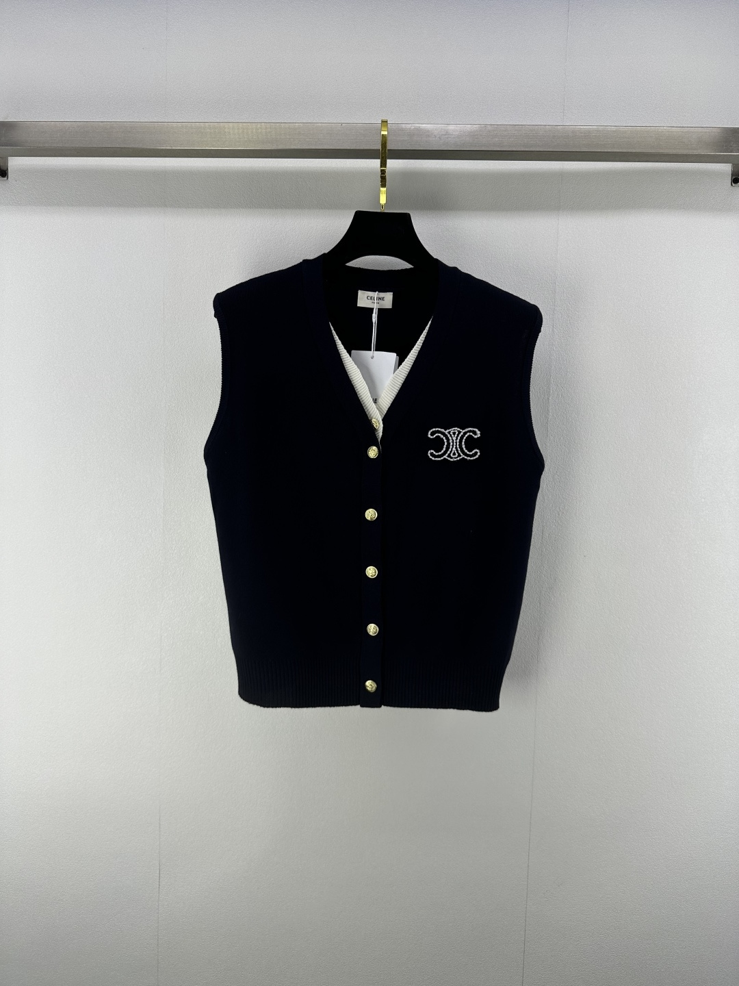 NO:434776,Celin* new details 25 new summer double-neck cardigan vest color combination simple and high-end fake two-piece design super layered loose style positioning bead logo fashionable and lazy 2 colors 3 codes SML, celine, alexander wang19860909Celin*上新细节 25 夏季新款双领开衫背心 拼色简约又高级假两件设计 层次感超强 宽松版型 定位钉珠logo 时髦又慵懒 2色3码SML,,celine,alexander wang,Women's clothing