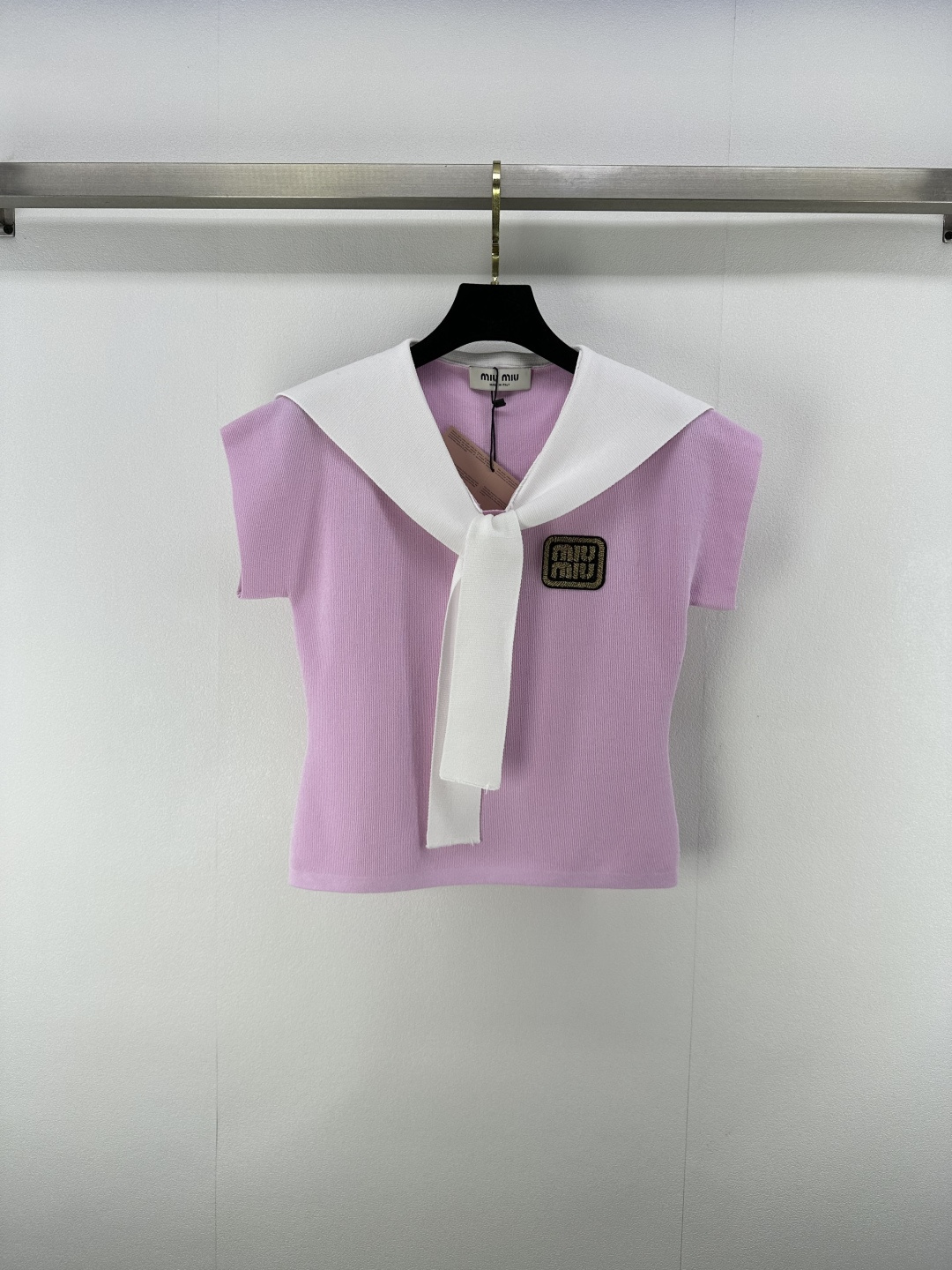 NO:434773,New details on MiuMiu 25 Spring and summer new navy neck vest Contrast color navy neck design decoration chest embroidered logo!  The upper body comes with a leather filter to make you look white, and the outfit is slimming, highlighting the light luxury and fashionable temperament. You can wear it alone and layer it. The first choice for fashion outfits in all seasons. 3 colors and 3 sizes SML, miumiu, alexander wang19860909MiuMiu上新细节 25 春夏新款海军领背心 撞色海军领设计装饰 胸前刺绣徽标logo！上身自带磨皮滤镜显白 穿搭显瘦 凸显轻奢时髦气质 单穿叠穿均可 四季时尚穿搭首选 3色3码SML,,miumiu,alexander wang,Women's clothing