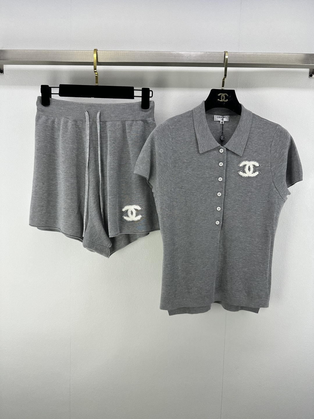 NO:434764,Chane* new details 25 spring and summer new knitted lapel suit lapel cardigan design short sleeve drawstring shorts classic letter logo decoration classic fashionable daily commuting versatile 2 colors 3 size SML, chanel, shorts, T-shirt, alexander wang19860909Chane*上新细节 25 春夏新款针织翻领套装 翻领开衫设计短袖抽绳短裤 经典字母logo装饰 经典时髦日常通勤百搭 2色3码SML,,chanel,shorts,T-shirt,alexander wang,Women's clothing