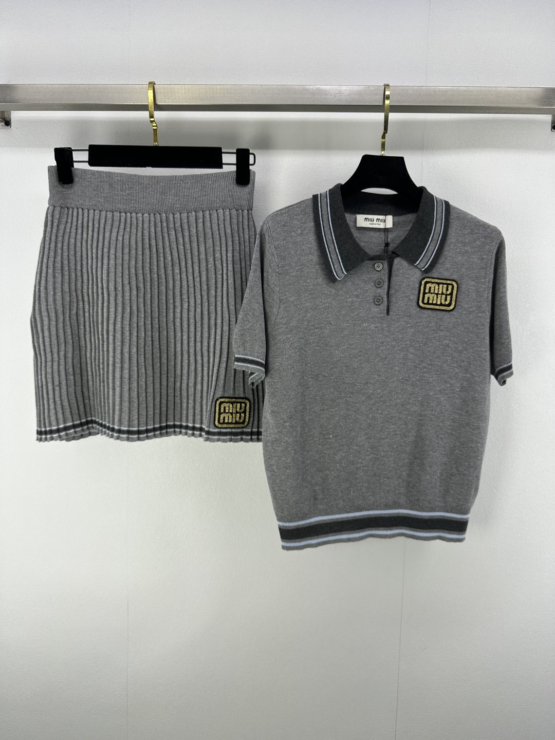 NO:434770,Miumi New Details 25 New Summer Lapel Set Lapel Logo Short Sleeve + Elastic Pleated Skirt Full of High-end Temperament Casual Girl!  The classic style looks huge and slim!  Rich levels make the style of leisure college strong, playful and age-reducing, easy to control when traveling or gatherings 3 colors and 3 codes SML, miumiu, skirts, T-shirt, alexander wang19860909miumi 上新细节 25 夏季新款翻领套装 翻领徽标短袖+松紧百褶裙 高级感十足 气质休闲少女！经典版型上身巨显瘦！丰富层次 让休闲学院风格强烈 俏皮减龄显白 日常出行或聚会轻松驾驭 3色3码SML,,miumiu,skirts,T-shirt,alexander wang,Women's clothing