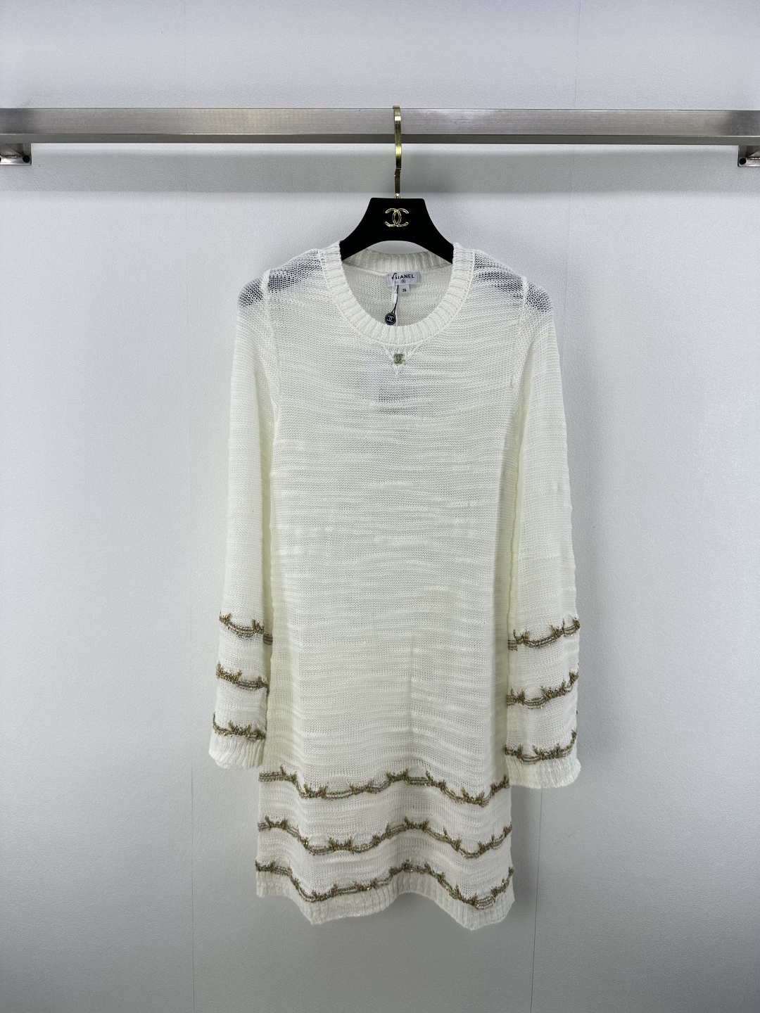 NO:433912,Chane* new details 25A Handicraft Series The latest gold silk knitted long-sleeved dress in spring and summer, customized logo buckles, striped temperament and celebrity girl, comfortable texture and delicate skin-friendly, slim fit and slim, and casual matching is very fashionable and high-end!  2 color 3 code SML, chanel, skirts, alexander wang19860909Chane*上新细节 25A 手工坊系列 春夏最新金丝针织长袖连衣裙,定制logo饰扣,条纹气质名媛少女,质感舒适亲肤细腻,版型修身显瘦,随意搭配都非常时髦高级！ 2色3码SML,,chanel,skirts,alexander wang,Women's clothing