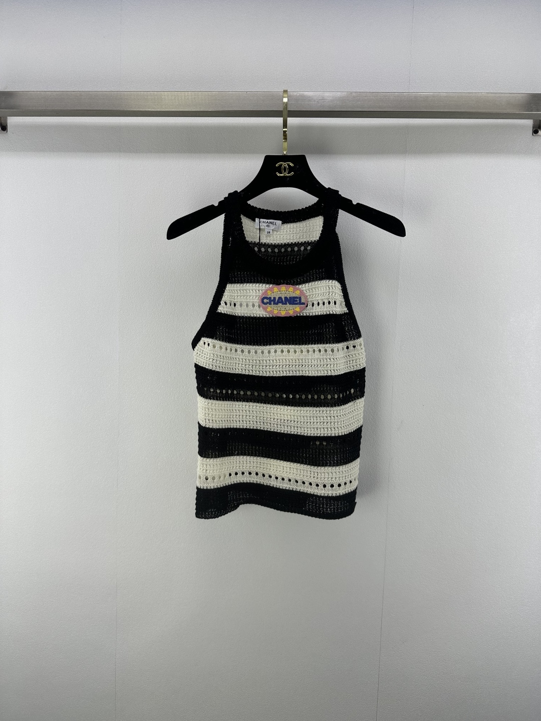 NO:433908,CHAN*L new details 25 Spring and summer latest striped halter vest Navy style series striped vest style~ chest flocking logo embroidery simple and versatile, must-have for stripes every year, and it looks good if you wear it alone!  Versatile and quality, a must-have for daily matching!  !  3 color 3 code SML, chanel, alexander wang19860909CHAN*L上新细节 25 春夏最新条纹挂脖背心 海军风系列条纹背心款～ 胸前植绒logo刺绣点缀 简约百搭 每年条纹必入款 打底单穿都好看 ！百搭有品质 日常搭配必备！！ 3色3码SML,,chanel,alexander wang,Women's clothing