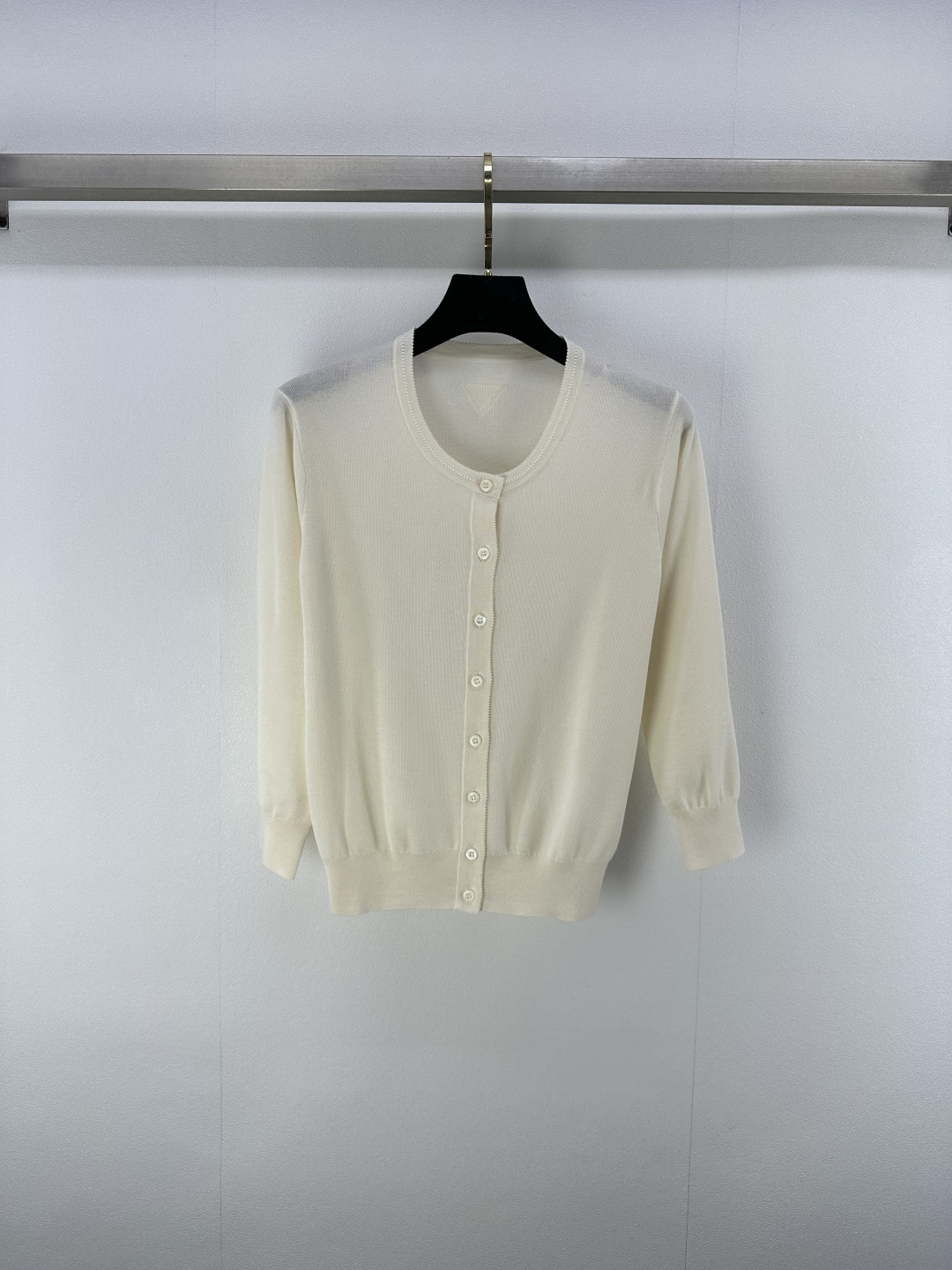 NO:434264,:1 New details on Prad* 25 Spring and summer latest round neck knitted cardigan long sleeves!  Customized YB mulberry silk material woven, high-quality texture, gloss and comfortable, knitted round neck long-sleeved cardigan, pure color, pure version, highlighting the high-end feeling of outfit, three-dimensional triangle logo pattern on the back, highlighting the light luxury and fashionable temperament!  1 color 3 code SML, prada, alexander wang19860909:1 Prad*上新细节 25 春夏最新圆领针织开衫长袖！定制YB桑蚕丝材质织造 质感高级 光泽舒适 针织圆领长袖开衫 通体纯色系净版 凸显穿搭高级感 后背立体三角标徽标图案 凸显轻奢时髦气质！ 1色3码SML,,prada,alexander wang,Women's clothing