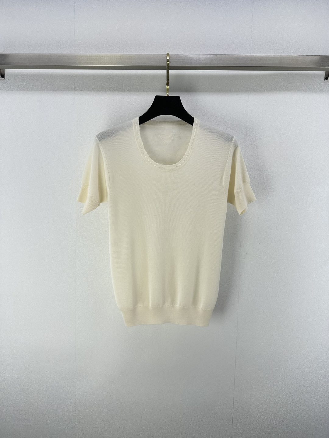 NO:434266,:1 New details on Prad* 25 Spring and summer latest round neck knitted short sleeves!  Customized YB mulberry silk material woven, high-quality texture, gloss and comfortable, knitted round neck short-sleeved tailoring, solid color, clean version, highlighting the high-end feeling of outfit, three-dimensional triangle logo pattern on the back, highlighting the light luxury and fashionable temperament!  1 color 3 code SML, prada, T-shirt, alexander wang19860909:1 Prad*上新细节 25 春夏最新圆领针织短袖！定制YB桑蚕丝材质织造 质感高级 光泽舒适 针织圆领短袖剪裁 通体纯色系净版 凸显穿搭高级感 后背立体三角标徽标图案 凸显轻奢时髦气质！ 1色3码SML,,prada,T-shirt,alexander wang,Women's clothing