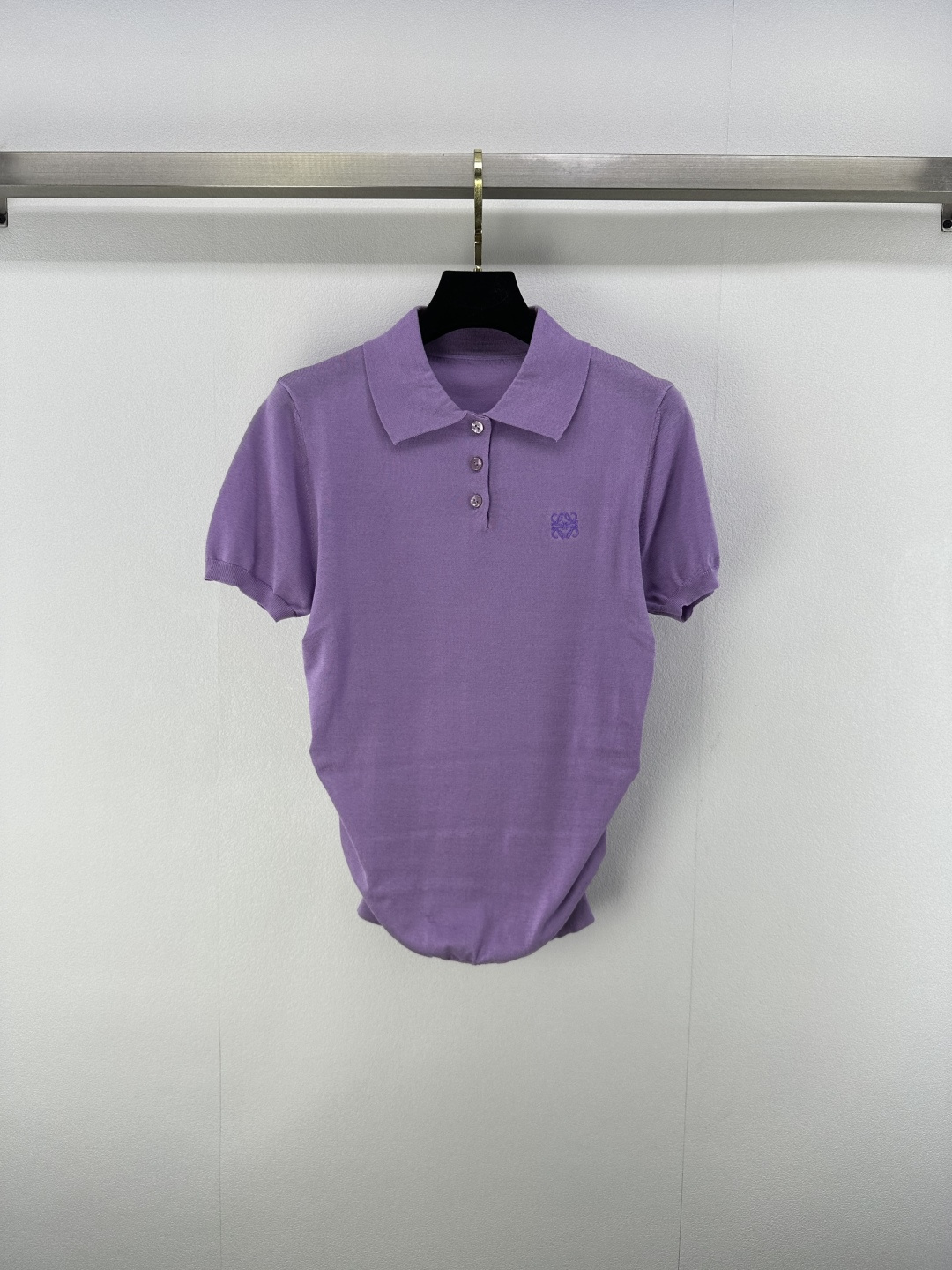 NO:434262,:1 Loew* new details 25 New summer products irregular lapel knitted short sleeves Customized YB silk yarn wool yarn wool, delicate and soft, full of elasticity, exquisite lapel short sleeves, half-pallet collar design, side waist pleated waist outline body shape, full details, basic style with narrow cuffs, youthful and lively, iconic totem logo embroidered on the front chest, making the retro college style strong, playful and age-reducing, easy to control during daily travel or party 1 color 3 codes, loewe, T-shirt, alexander wang19860909:1 Loew*上新细节 25 夏季新品不规则翻领针织短袖 定制YB丝毛纱线织造 细腻柔软 弹力十足 精致翻领短袖版型 半开襟领设计 侧腰褶皱收腰勾勒身材 细节满分 基础款式配合收窄袖口 青春活泼感漫溢 标志性图腾徽标刺绣于前胸 让复古学院风格强烈 俏皮减龄显白 日常出行或聚会轻松驾驭 1色3码SML,,loewe,T-shirt,alexander wang,Women's clothing