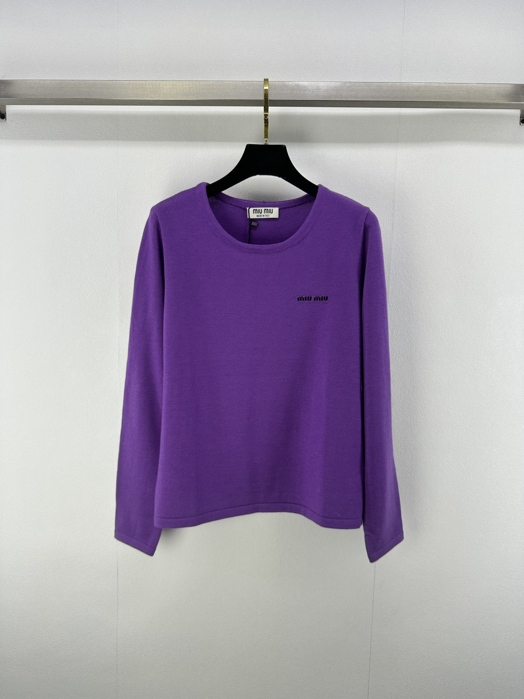 NO:434286,Miumiu* new details 25 Summer new product letters plain knitted long sleeves Customized YB cotton yarn woven texture comfortable and delicate long-sleeved top cut, elastic cotton fabric wraps the body shape, which has a modified and slimming effect. Large body purple single-sided chest letter logo elements highlight the brand's exquisiteness. The upper body is full of fashionable and elegant atmosphere. Daily commuting and vacation. Easy to wear and express a fashionable feeling. 1 color 3 codes SML,,miumiu,alexander wang19860909Miumiu*上新细节 25 夏季新品字母素色针织长袖 定制YB全棉纱线织造 质感舒适细腻 长袖上衣裁剪 通体弹性全棉面料包裹身形 起到修饰显瘦效果 大身紫色单侧胸前字母徽标元素 凸显品牌精致感 上身充满时尚优雅气息 日常通勤度假 轻松穿搭出洋气感 1色3码SML,,miumiu,alexander wang,Women's clothing