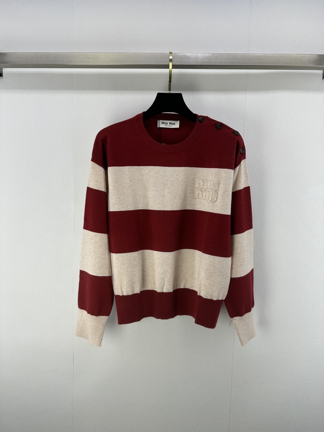 NO:434283,Miumi* new details 25 Spring and autumn new knitted long round neck pullover, inter-color striped splicing, classic letter logo three-dimensional embellishment, shoulder yb open-model letter logo button decoration, retro fashionable and exquisite versatile 2 colors 3 codes SML,,miumiu,alexander wang19860909Miumi*上新细节 25 春秋新款针织长款圆领套头 间色条纹拼接 经典字母logo立体点缀 肩部yb开模字母logo纽扣装饰 复古时髦精致百搭 2色3码SML,,miumiu,alexander wang,Women's clothing