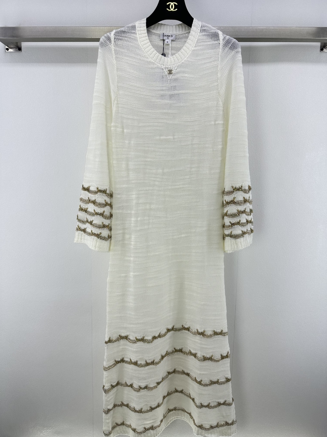 NO:434270,Chane* new details 25A Handicraft Series The latest gold silk knitted long long-sleeved dress in spring and summer, customized logo buckles, striped temperament and celebrity girl, comfortable texture and delicate skin-friendly, slim fit and slim, and casual matching is very fashionable and high-end!  2 color 3 code SML, chanel, skirts, alexander wang19860909Chane*上新细节 25A 手工坊系列 春夏最新金丝针织长款长袖连衣裙,定制logo饰扣,条纹气质名媛少女,质感舒适亲肤细腻,版型修身显瘦,随意搭配都非常时髦高级！ 2色3码SML,,chanel,skirts,alexander wang,Women's clothing