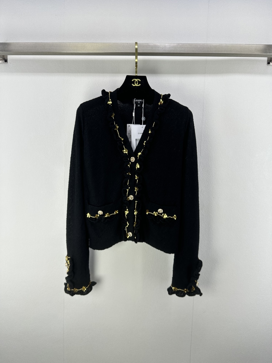 NO:434268,Chane* new details 25 New summer heavy industry beaded V-neck knitted cardigan custom YB blended yarn woven, high-quality texture, full-quality, straight shoulder knitted cardigan cut, more slender and upright, the neckline extends to the front and hem, embellished with camellia beads, highlights highlights, texture and style, perfect interpretation of elegant and rich sense, intellectual and gentle, 1 color and 3 codes SML, chanel, alexander wang19860909Chane*上新细节 25 夏季新款重工钉珠V领针织开衫 定制YB混纺纱线织造 质感高级 品相十足 正肩针织开衫剪裁 更显身姿纤细挺拔 领袖口延伸至前襟和下摆以山茶花钉珠点缀 亮点突出 肌理感名媛格调立显 完美演绎优雅千金感 知性温柔 1色3码SML,,chanel,alexander wang,Women's clothing