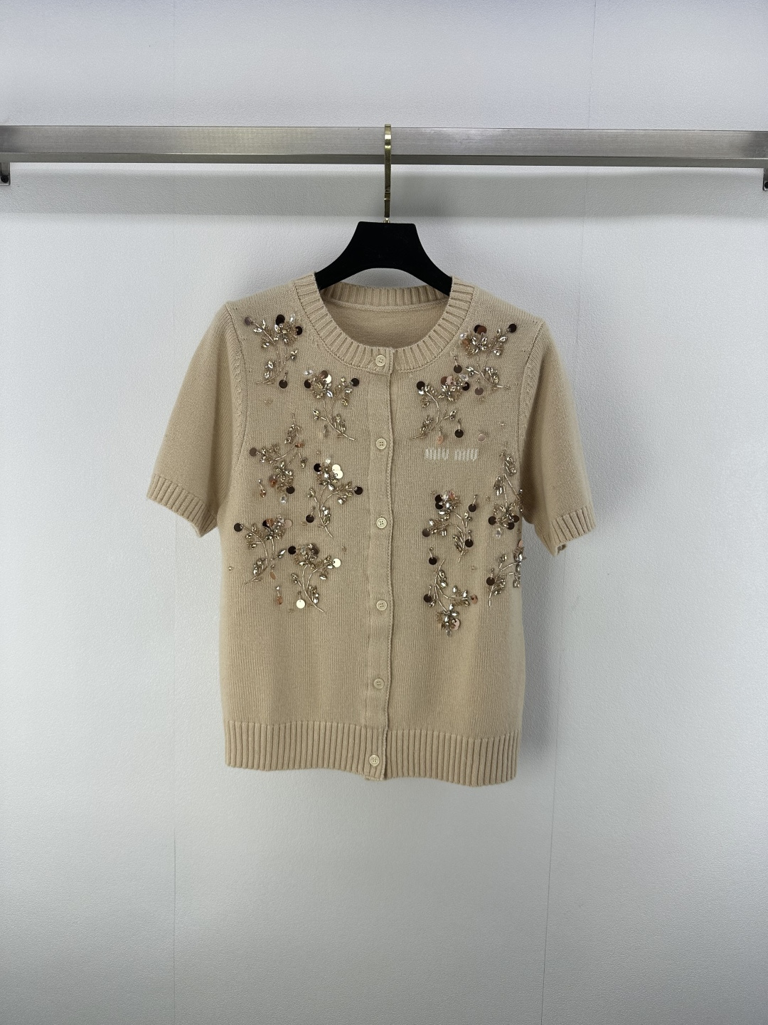 NO:434260,Miumi* new details 25 New summer products heavy industry beaded rhinestone knit round neck short sleeves Customized YB high diamond mercerized wool yarn weaving elastic and comfortable round neck knitted short sleeve tailoring beautify the proportion of head and shoulders, iconic letter jacquard beaded rhinestone outline Decorated gorgeous retro style Slim fit style Highlight body shape Fashionable and slimming Easy to control during daily travel or party 2 colors 3 codes SML, miumiu, T-shirt, alexander wang19860909Miumi*上新细节 25 夏季新品重工钉珠水钻针织圆领短袖 定制YB高钻丝光羊毛纱线织造 弹力舒适 圆领针织短袖剪裁 美化头肩比例更显瘦 标志性字母提花钉珠水钻勾勒 装饰出的华丽复古风格 修身版型 突显身材 时髦显瘦 日常出行或聚会轻松驾驭 2色3码SML,,miumiu,T-shirt,alexander wang,Women's clothing