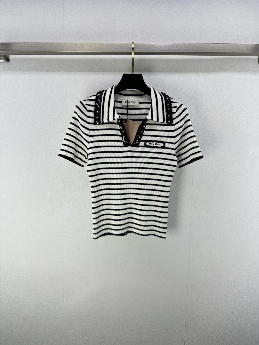 NO:434767,Miumi* new details 25 New summer lapel bead striped short sleeves Customized YB striped tinel material Delicate and soft Full elasticity Exquisite lapel short sleeves style Half-paced collar design The cuffs and the silhouette of the garment are pleated and edged in response to the details Fully details The striped texture of the body is arranged in a regular manner. The visual narrowing makes it look slimmer. The exquisite beads are used to make the retro elite style stronger, age-reducing and white. Easy to control during daily travel or gatherings 1 color 3 codes SML, miumiu, T-shirt, alexander wang19860909miumi*上新细节 25 夏季新款翻领钉珠条纹短袖 定制YB条纹天丝材质 细腻柔软 弹力十足 精致翻领短袖版型 半开襟领设计 袖口和衣摆轮廓压褶包边相呼应 细节满分 大身规整排列的条纹纹理 视觉收窄更显瘦 配合领边精致钉珠 让复古精英风格强烈 减龄显白 日常出行或聚会轻松驾驭 1色3码SML,,miumiu,T-shirt,alexander wang,Women's clothing