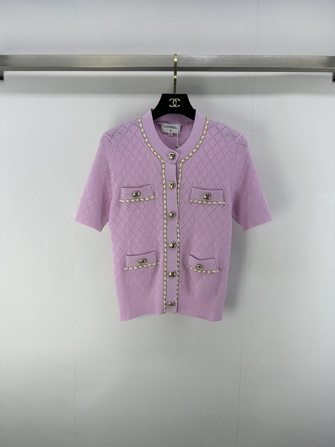 NO:434254,CHANE* New details 25 Spring and summer latest chain round neck round neck short sleeves!  Custom-made blended knitted material, soft and skin-friendly. The collar and upper edge of the pocket are decorated with the brand's signature twist chain and double C metal buckle to show the brand's high-end style. The diamond pattern adds layering. The inner wear is fashionable!  3 color 3 code SML, chanel, T-shirt, alexander wang19860909CHANE* 上新细节 25 春夏最新链条圆领圆领短袖！定制混纺针织材质 柔软亲肤 襟领和口袋上缘饰以品牌标志性麻花链条和双C金属扣饰 尽显品牌高级格调 菱格纹路增添层次感 单穿内搭均显时尚气质！ 3色3码SML,,chanel,T-shirt,alexander wang,Women's clothing