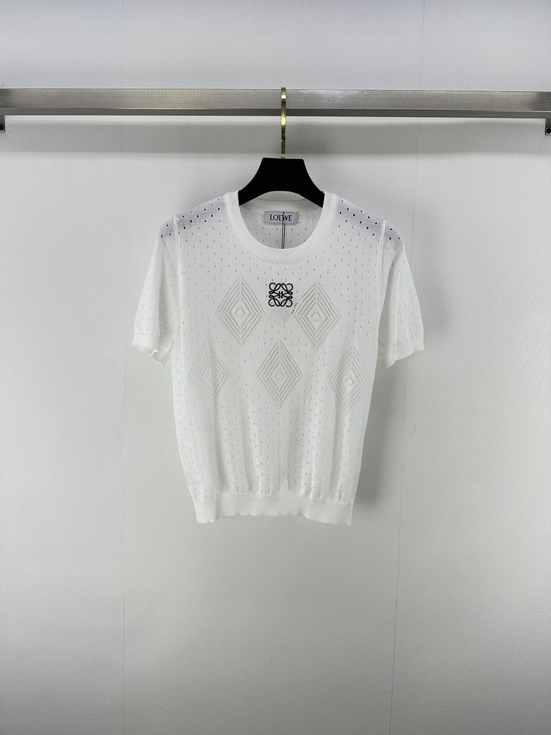 NO:434258,LOEW *New details 25 New summer knitted round neck diamond short sleeves, hollow and polka dot design adds exquisiteness, diamond patterns have geometric beauty, brand logo highlights, simple and recognizable, breathable fabric fits everyday, and easily creates a fashionable atmosphere 3 colors and 3 codes SML, loewe, T-shirt, alexander wang19860909LOEW *上新细节 25 夏季新款针织圆领菱格短袖 镂空与波点设计添精致 菱形纹路带几何美感 品牌标识点睛 简约又具辨识度 透气面料贴合日常 轻松打造时髦氛围 3色3码SML,,loewe,T-shirt,alexander wang,Women's clothing