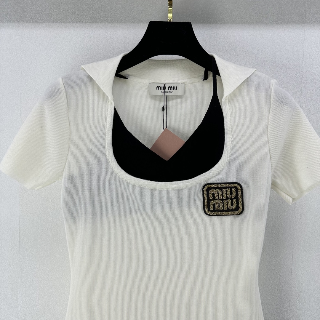 Miu Miu Two-Piece Collar Short-Sleeve Top with Logo - Casual & Chic 4 cmp i1750608801149 2208 0 3