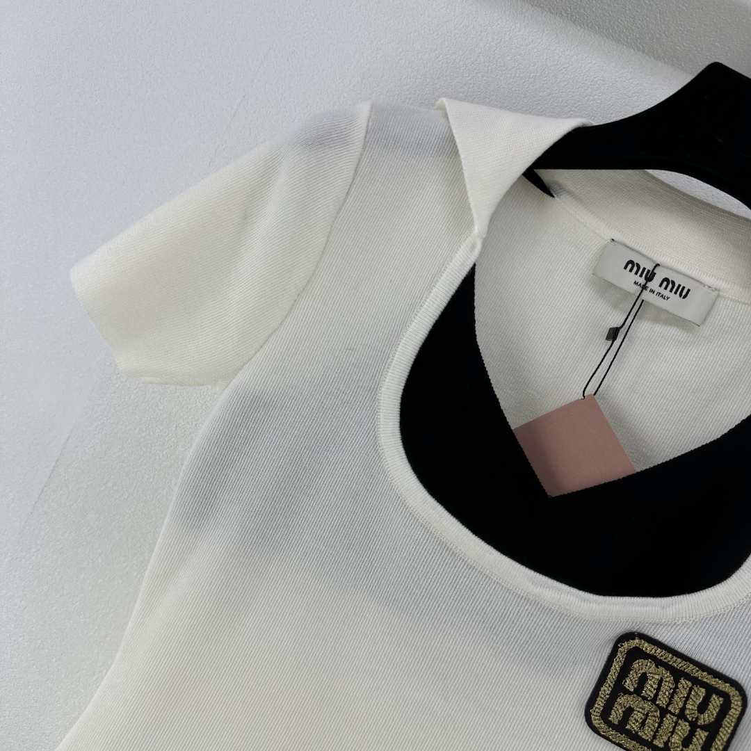 Miu Miu Two-Piece Collar Short-Sleeve Top with Logo - Casual & Chic 3 cmp i1750608801149 3981 0 1