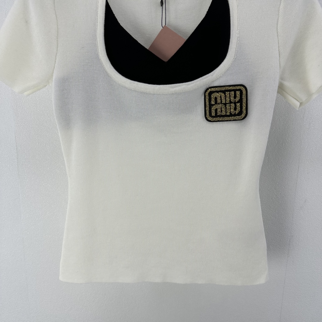 Miu Miu Two-Piece Collar Short-Sleeve Top with Logo - Casual & Chic 6 cmp i1750608801150 470 0 4
