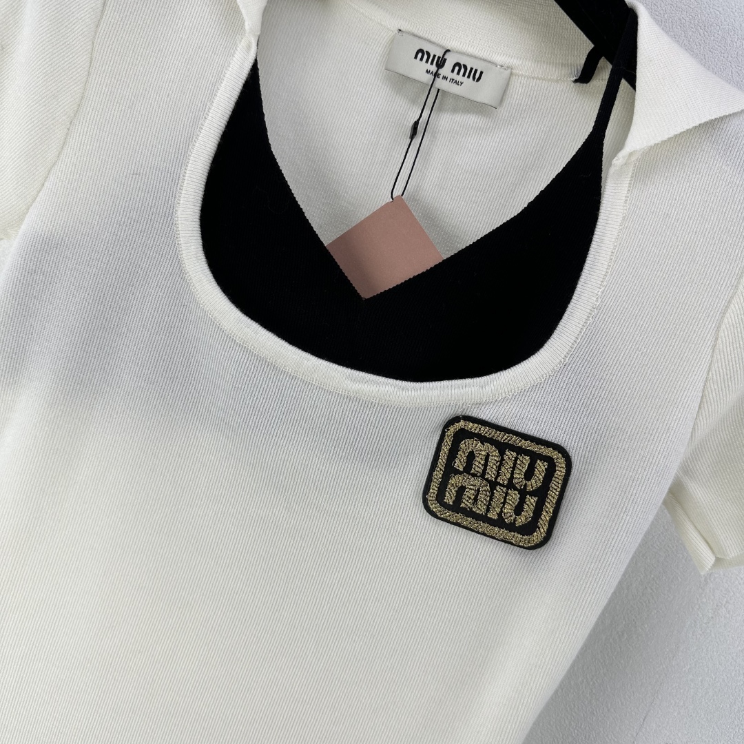 Miu Miu Two-Piece Collar Short-Sleeve Top with Logo - Casual & Chic 5 cmp i1750608801150 8051 0 5