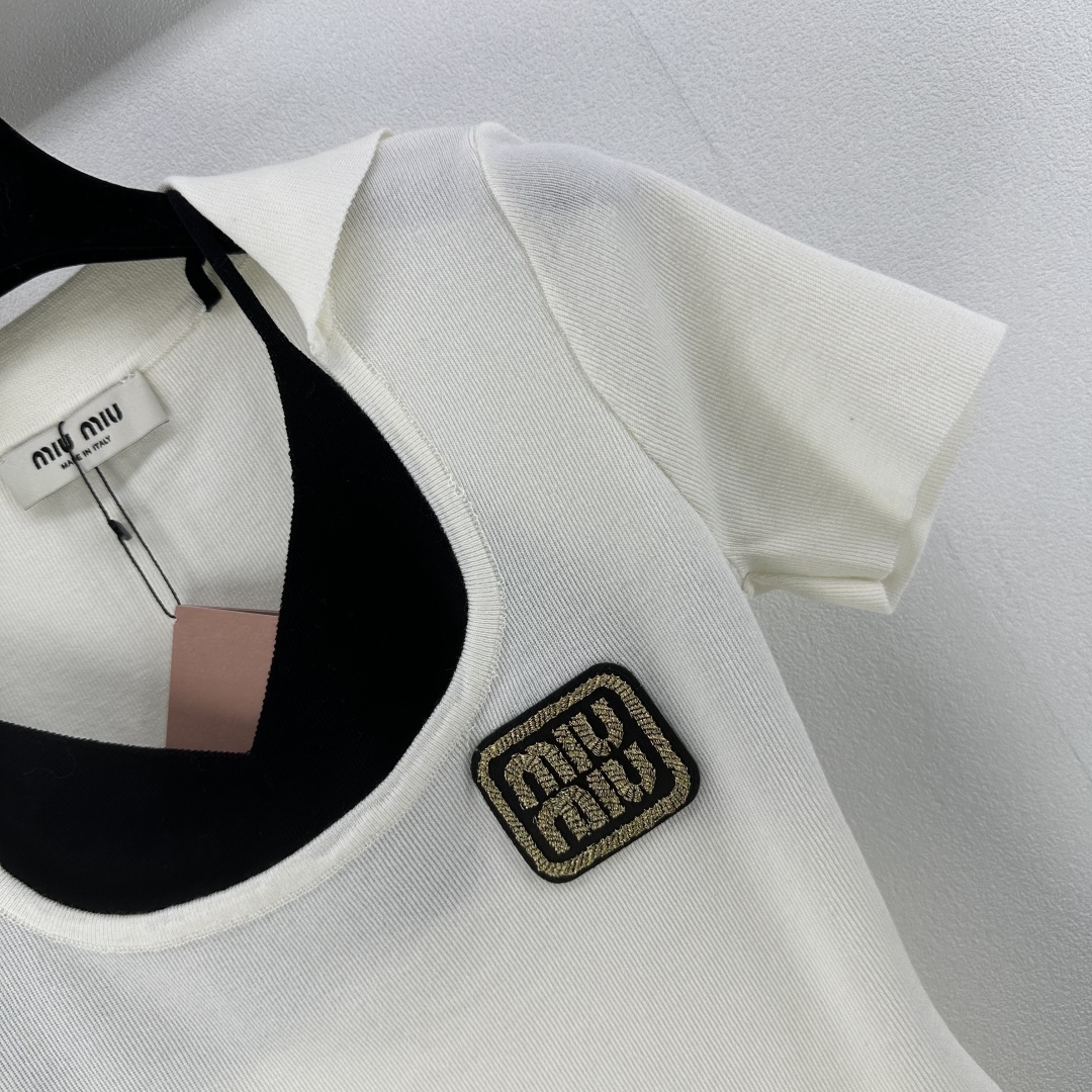 Miu Miu Two-Piece Collar Short-Sleeve Top with Logo - Casual & Chic 2 cmp i1750608801150 9375 0 2