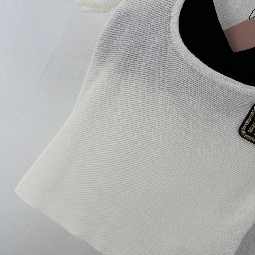 Miu Miu Two-Piece Collar Short-Sleeve Top with Logo - Casual & Chic 7 cmp i1750608802476 4072 0 6