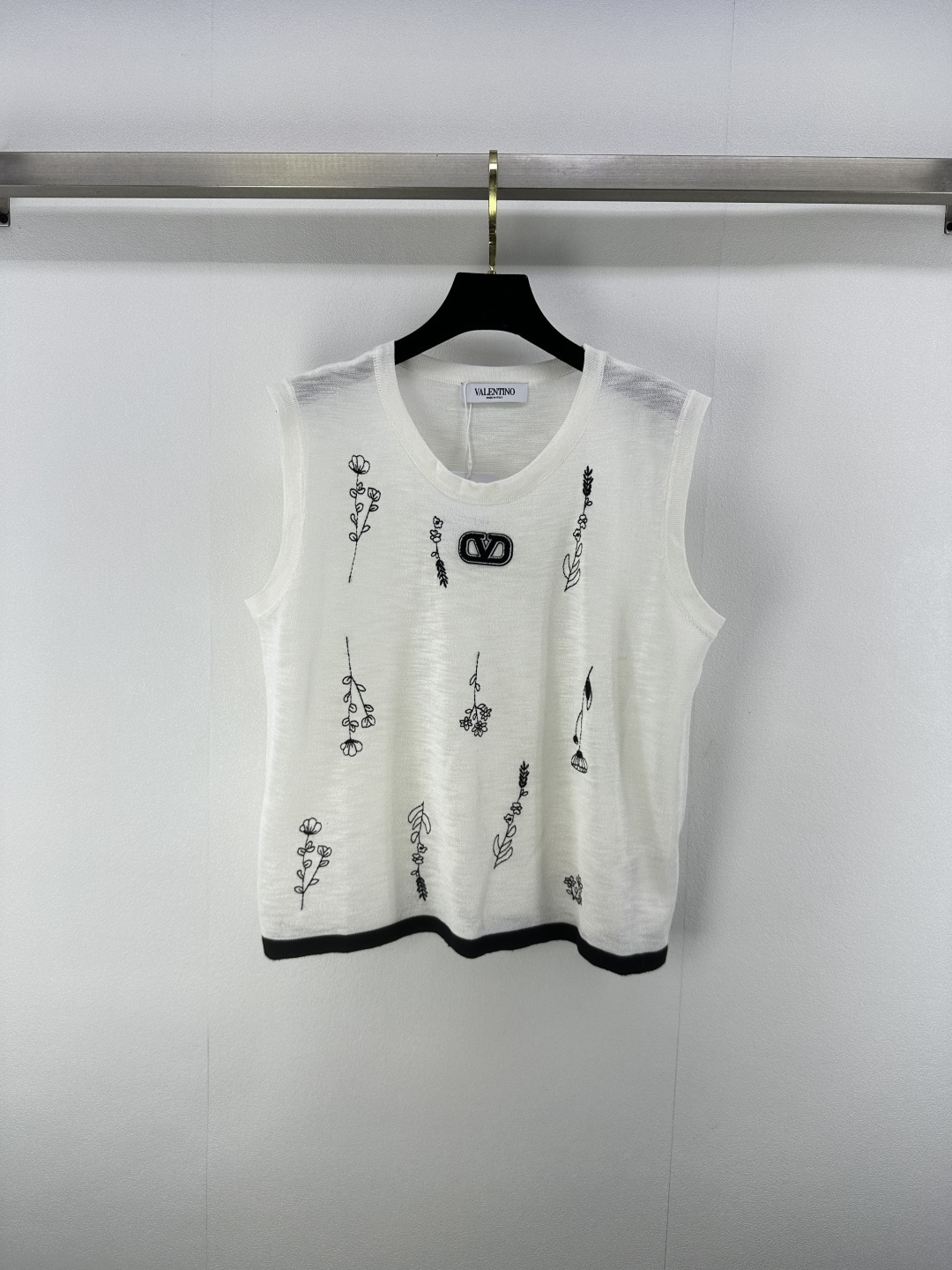 NO:434298,New details on Valentin* 25 Spring and Summer Latest Flower Embroidered Knitted Vest!  The pattern is elegantly presented with embroidered flowers!  A rich and beautiful woman must come in!  Luxury high-end items, classic round neck versatile style!  Elegant temperament and age-reducing girlish style!  2 colors 3 codes SML, valentino, alexander wang19860909Valentin*上新细节 25 春夏最新花朵刺绣针织背心！图案优雅呈现刺绣花朵！白富美必入！奢华高级单品,经典圆领百搭版型！气质优雅减龄少女风！ 2色3码SML,,valentino,alexander wang,Women's clothing