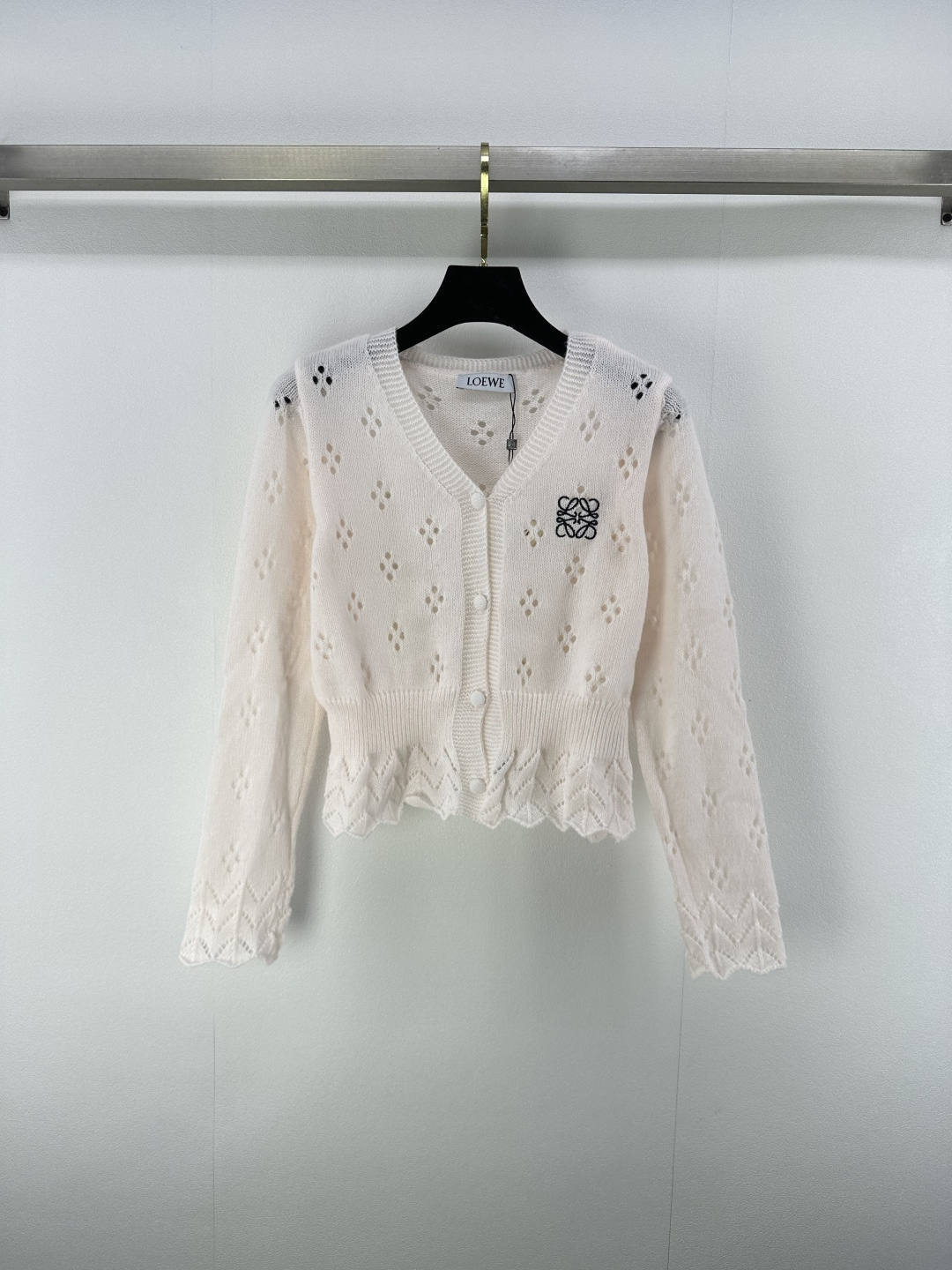 NO:434295,Loew* new details 25 summer new style fungus lace v-neck cardigan long sleeve positioning embroidery logo hem earrings decorative youthful age reduction upper body temperament versatile and slim and elastic versatile and not picky 2 colors 3 size SML, loewe, alexander wang19860909loew*上新细节 25 夏季新款木耳花边v领开衫长袖 定位刺绣logo 下摆木耳边装饰青春减龄 上身气质百搭显瘦有弹力 百搭不挑人 2色3码SML,,loewe,alexander wang,Women's clothing