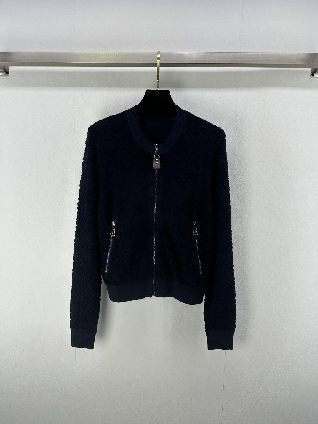 NO:434289,Lv *New Details 25 Spring and Summer Newest Relief Cardigan Long Sleeve!  Custom imported wool knitted material, soft, comfortable and elastic, zipper design, narrow hem thread edge-covered design, add layeredness, the body is decorated with four-leaf clover letter jacquard pattern to highlight the brand tone, collide with old money style elements, regular style to accommodate the figure, and the outfit is relaxed and fashionable!  2 color 3 code SML, louis vuitton, alexander wang19860909Lv *上新细节 25 春夏最新浮雕开衫长袖！定制进口羊毛针织材质 软糯舒适弹力 拉链设计 下摆螺纹包边收窄设计 增添造型层次感 大身通体饰以四叶草字母提花图案点缀 彰显品牌调性 碰撞出老钱风格元素 常规版型包容身材 穿搭松弛时髦！ 2色3码SML,,louis vuitton,alexander wang,Women's clothing