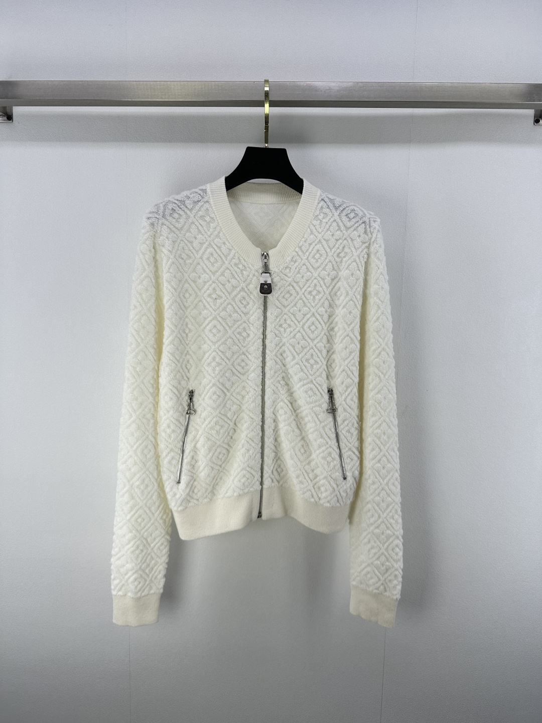 NO:434292,Lv *New details 25 Spring and summer latest embossed cardigan with long sleeves!  Custom imported wool knitted material, soft, comfortable and elastic, zipper design, narrow hem thread edge-covered design, add layeredness, the body is decorated with four-leaf clover letter jacquard pattern to highlight the brand tone, collide with old money style elements, regular style to accommodate the figure, and the outfit is relaxed and fashionable!  2 color 3 code SML, louis vuitton, alexander wang19860909Lv *上新细节 25 春夏最新系浮雕开衫长袖！定制进口羊毛针织材质 软糯舒适弹力 拉链设计 下摆螺纹包边收窄设计 增添造型层次感 大身通体饰以四叶草字母提花图案点缀 彰显品牌调性 碰撞出老钱风格元素 常规版型包容身材 穿搭松弛时髦！ 2色3码SML,,louis vuitton,alexander wang,Women's clothing