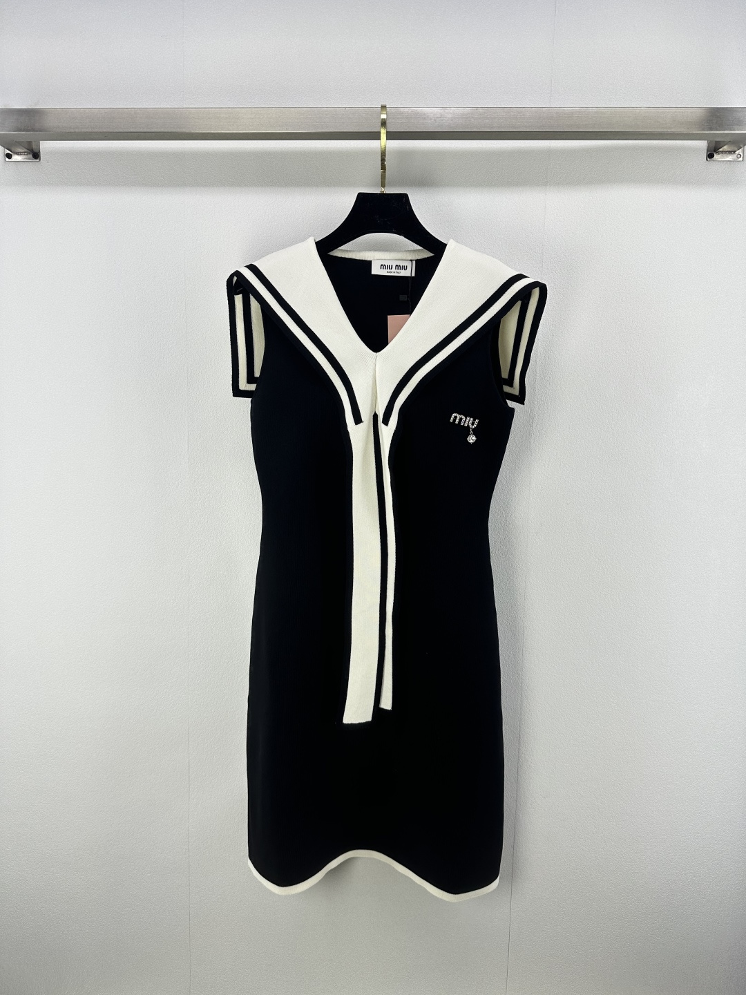 NO:434784,Miumi* new details 25 new summer navy neck lace-up vest skirt jacquard logo embellishment and decoration college style versatile girls can all become the focus of fashion with their unique design and excellent quality. Slim and versatile upper body 2 colors 3 size SML, miumiu, skirts, alexander wang19860909miumi*上新细节 25 夏季新款海军领系带背心裙 提花logo点缀修饰 学院风百搭少女 都能凭借独特设计与卓越品质成为时尚焦点 上身显瘦百搭 2色3码SML,,miumiu,skirts,alexander wang,Women's clothing