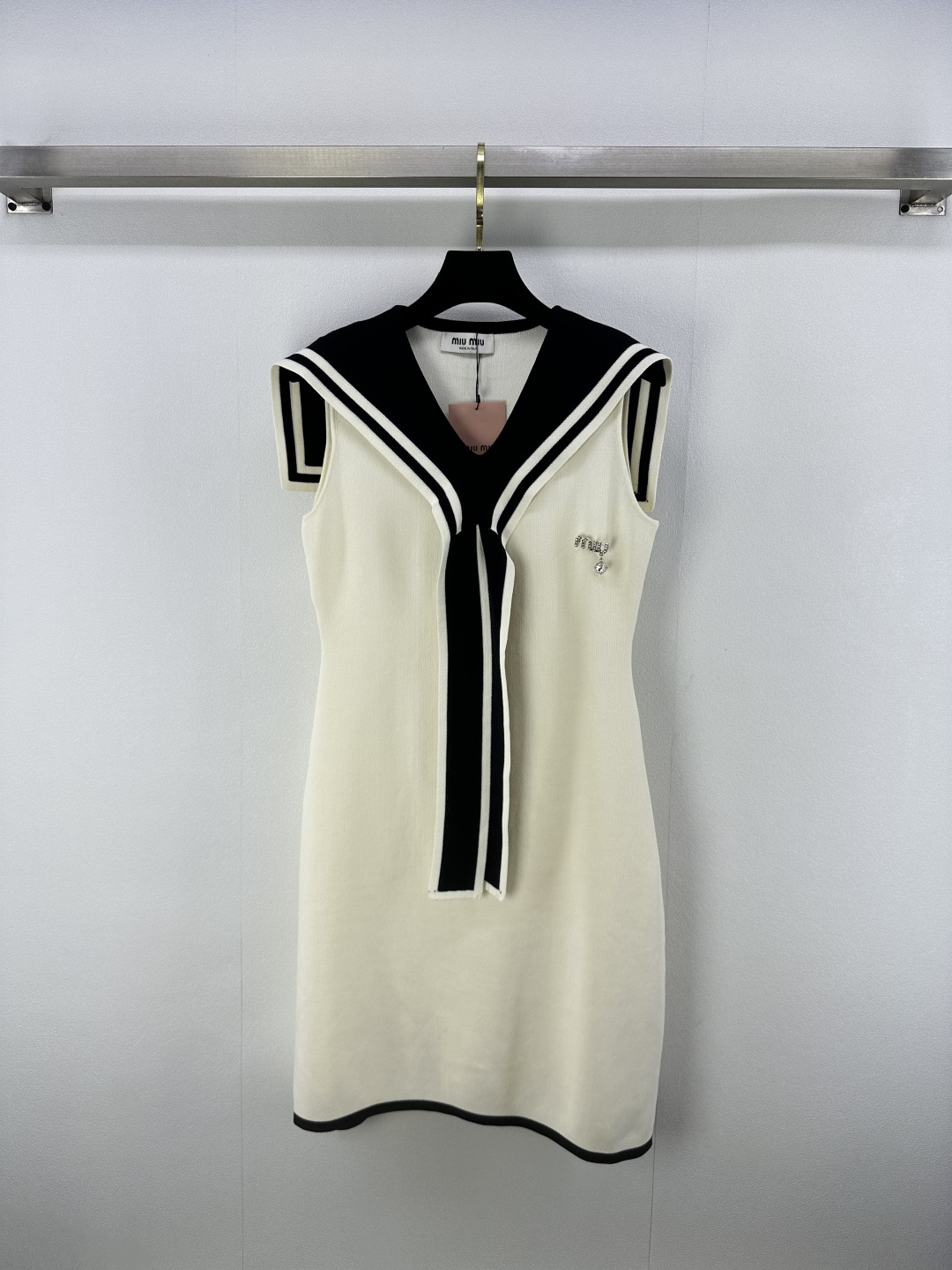 NO:434787,Miumi* new details 25 new summer navy neck lace-up vest skirt jacquard logo embellishment and decoration college style versatile girls can all become the focus of fashion with their unique design and excellent quality. Slim and versatile upper body 2 colors 3 size SML, miumiu, skirts, alexander wang19860909miumi*上新细节 25 夏季新款海军领系带背心裙 提花logo点缀修饰 学院风百搭少女 都能凭借独特设计与卓越品质成为时尚焦点 上身显瘦百搭 2色3码SML,,miumiu,skirts,alexander wang,Women's clothing