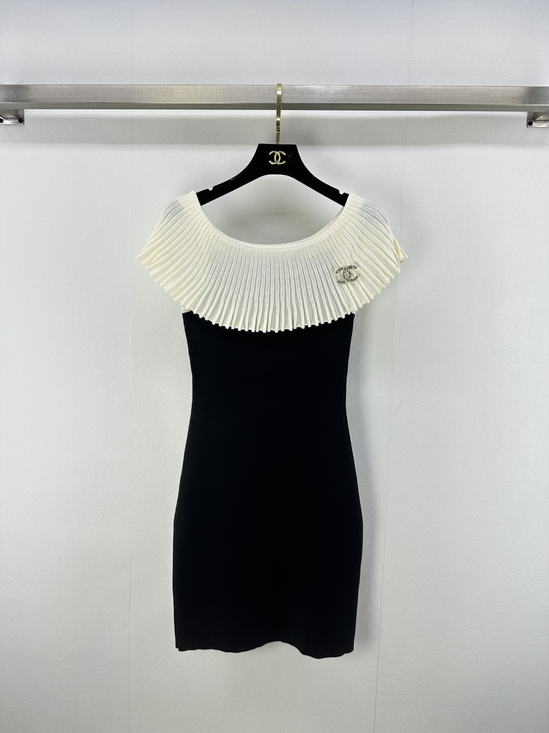 NO:434775,Chane* new details 25 New summer one-shoulder lapel vest skirt Customized blended yarn woven elastic and comfortable breathable Knitted vest skirt tailoring One-shoulder collar fit vest beautify the proportion of head and shoulders more slimmer Removable custom logo Strong retro style The atmosphere of lotus leaf lapel is more elegant and romantic Slim fit style Highlights body shape Easy to control when traveling or relaxing parties 2 colors 3 codes SML, chanel, skirts, alexander wang19860909Chane*上新细节 25 夏季新款一字肩翻领背心裙 定制混纺纱线织造 弹力舒适 透气好穿 针织背心裙剪裁 一字肩领配合背心 美化头肩比例更显瘦 可拆卸定制logo 复古风格强烈 荷叶翻领氛围感更显优雅浪漫 修身版型 突显身材 日常出行或轻松聚会轻松驾驭 2色3码SML,,chanel,skirts,alexander wang,Women's clothing