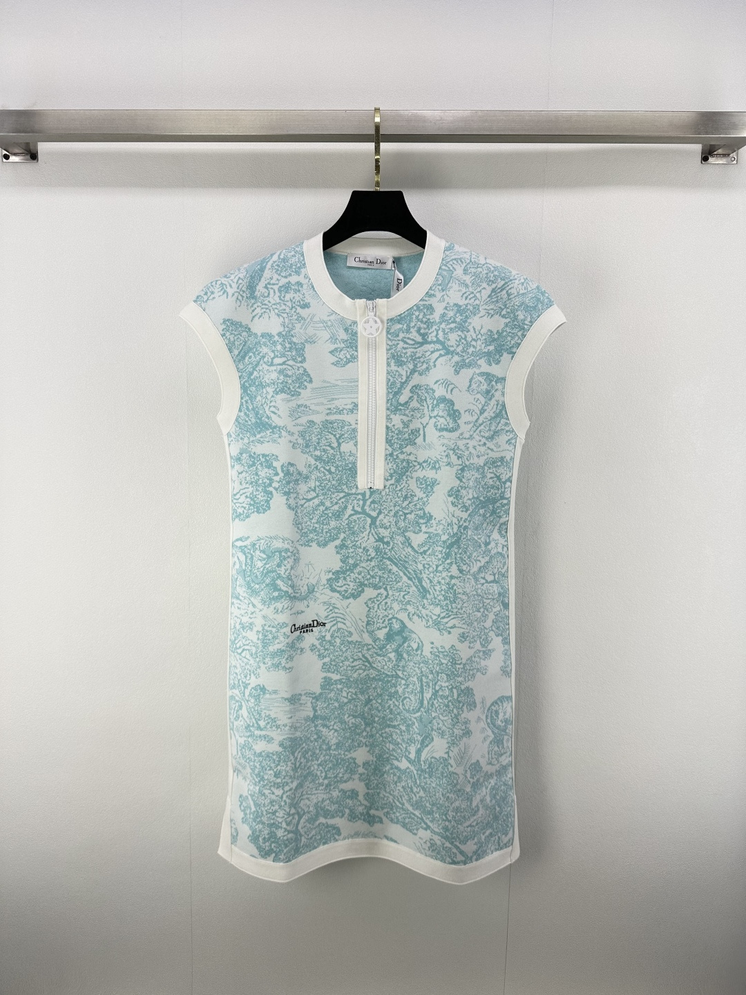 NO:434781,New details on Dio* 25 New summer products semi-zipper knitted jacquard vest skirt Customized YB imported yarn weaving, comfortable texture, full weight, vest skirt style, full body edge outlined in white, thread pit strip design elegant and intellectual, zipper half-open tilt is convenient to put on and take off, large body animal and plant natural jacquard full of jacquard, echoing the waist letter embroidery logo decoration, the overall shape is high-end and crisp, creating the brand's elegant and elegant style, adding a sense of style to the conventional and versatile style, fashionable and high-end outfit 2 colors and 3 codes SML,,dior, skirts,alexander wang19860909Dio*上新细节 25 夏季新品半拉链针织提花背心裙 定制YB进口纱线织造 质感舒适 分量十足 背心裙版型 通体包边以白色勾勒轮廓 螺纹坑条设计优雅知性 拉链半开襟便利穿脱 大身动植物自然丛林元素提花满铺 呼应腰间字母刺绣徽标装饰 整体造型高级挺括 打造品牌优雅气质风格 为常规百搭款式增添造型感 穿搭洋气高级 2色3码SML,,dior,skirts,alexander wang,Women's clothing