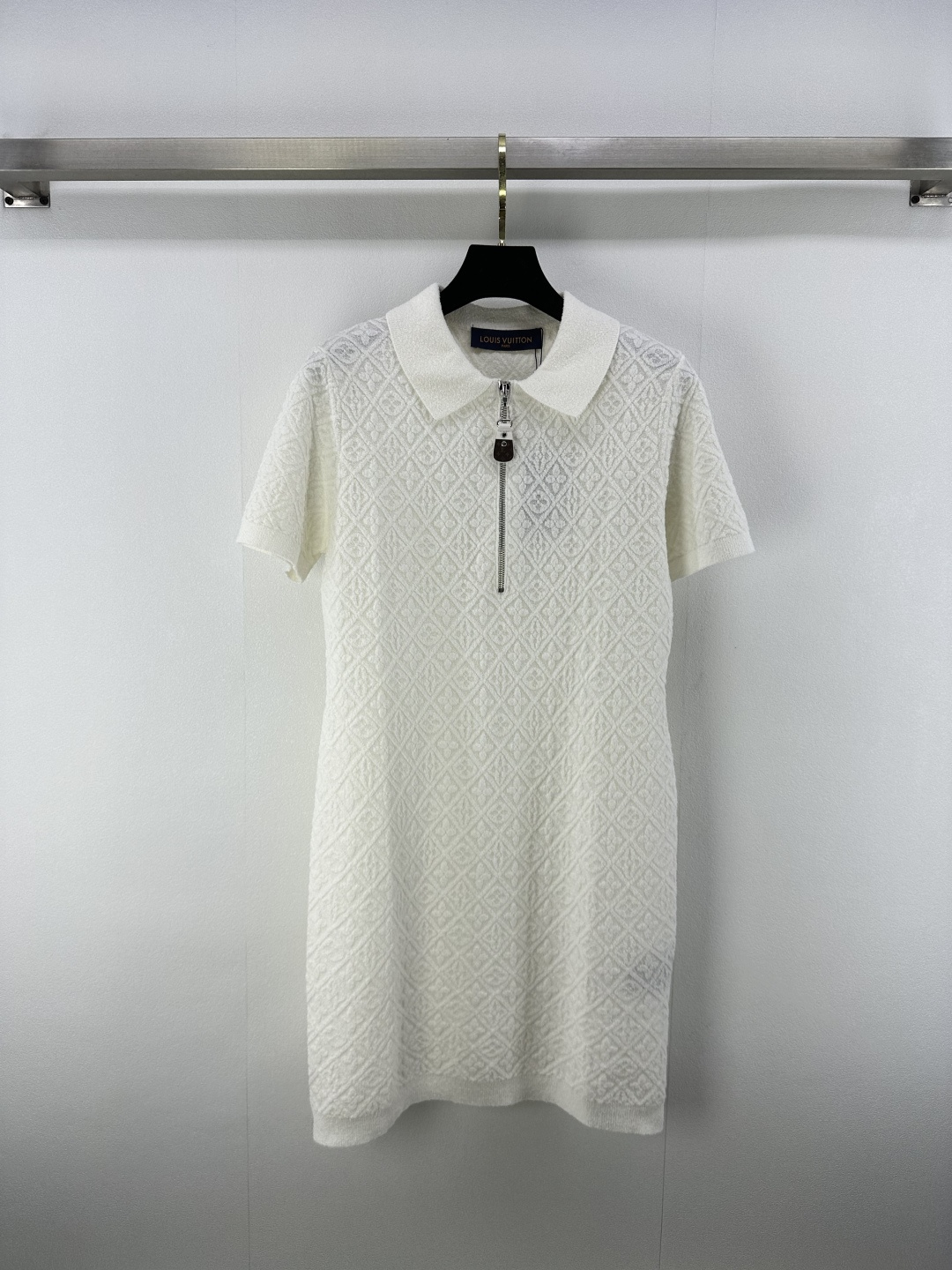 NO:434778,Lv *New details 25 Spring and Summer latest series embossed semi-zipper short-sleeved skirt!  Custom imported wool knitted material, soft, comfortable and elastic, semi-zipper collar, hem thread edge-closed design, adding layeredness, the large body is decorated with four-leaf clover letter jacquard pattern to highlight the brand tone, collide with old money style elements, lapel short-sleeved skirt top cut, regular style to accommodate body, loose and fashionable outfit!  1 color 3 code SML, louis vuitton, skirts, T-shirt, alexander wang19860909Lv *上新细节 25 春夏最新系浮雕半拉链短袖裙！定制进口羊毛针织材质 软糯舒适弹力 半拉链衣领 下摆螺纹包边收窄设计 增添造型层次感 大身通体饰以四叶草字母提花图案点缀 彰显品牌调性 碰撞出老钱风格元素 翻领短袖裙上衣剪裁 常规版型包容身材 穿搭松弛时髦！ 1色3码SML,,louis vuitton,skirts,T-shirt,alexander wang,Women's clothing