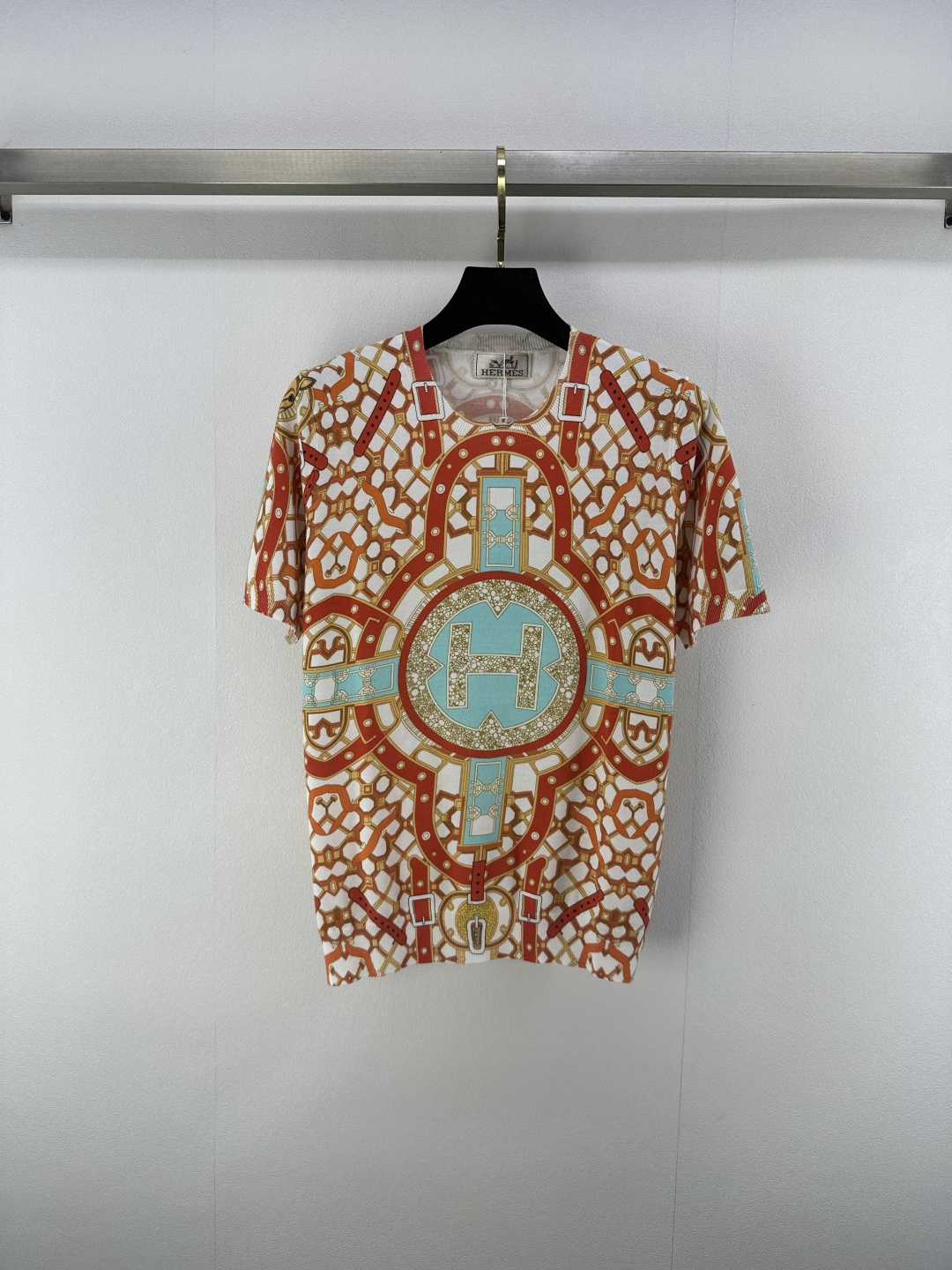 NO:434772,Herme* new details 25 New summer round neck print jacquard, breathable and comfortable, full texture, regular short-sleeved cut, highlighting the brand style, presenting a slim visual effect, decorative printed patterns, dislocation irregular distribution, more personalized and fashionable, the brand's own simple and fashionable feeling, the inner wear is brilliant and fashionable, 3 colors and 3 codes SML, hermes, T-shirt, alexander wang19860909Herme*上新细节 25 夏季新款圆领印花提花 透气舒适 质感十足 常规短袖裁剪 凸显品牌格调 呈现显瘦视觉效果 通体装点印花图案 错位不规则分布更显个性时髦 品牌自带的简约时尚感立现 单穿内搭都出彩时髦 3色3码SML,,hermes,T-shirt,alexander wang,Women's clothing