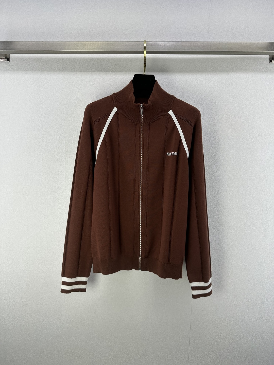 NO:434763,Miumi* new details 25 Spring and autumn new contrasting cardigan raglan sleeve design Classic letter logo contrasting jacquard embellishment yb open mold logo hardware zipper decoration Classic retro fashionable 3 colors 3 code SML, miumiu, alexander wang19860909Miumi*上新细节 25 春秋新款撞色开衫 插肩袖设计 经典字母logo撞色提花点缀 yb开模logo五金拉链装饰 经典复古时髦 3色3码SML,,miumiu,alexander wang,Women's clothing