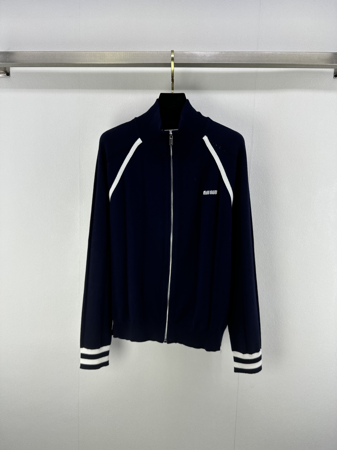 NO:434766,Miumi* new details 25 Spring and autumn new contrasting cardigan raglan sleeve design Classic letter logo contrasting jacquard embellishment yb open mold logo hardware zipper decoration Classic retro fashionable 3 colors 3 code SML, miumiu, alexander wang19860909Miumi*上新细节 25 春秋新款撞色开衫 插肩袖设计 经典字母logo撞色提花点缀 yb开模logo五金拉链装饰 经典复古时髦 3色3码SML,,miumiu,alexander wang,Women's clothing