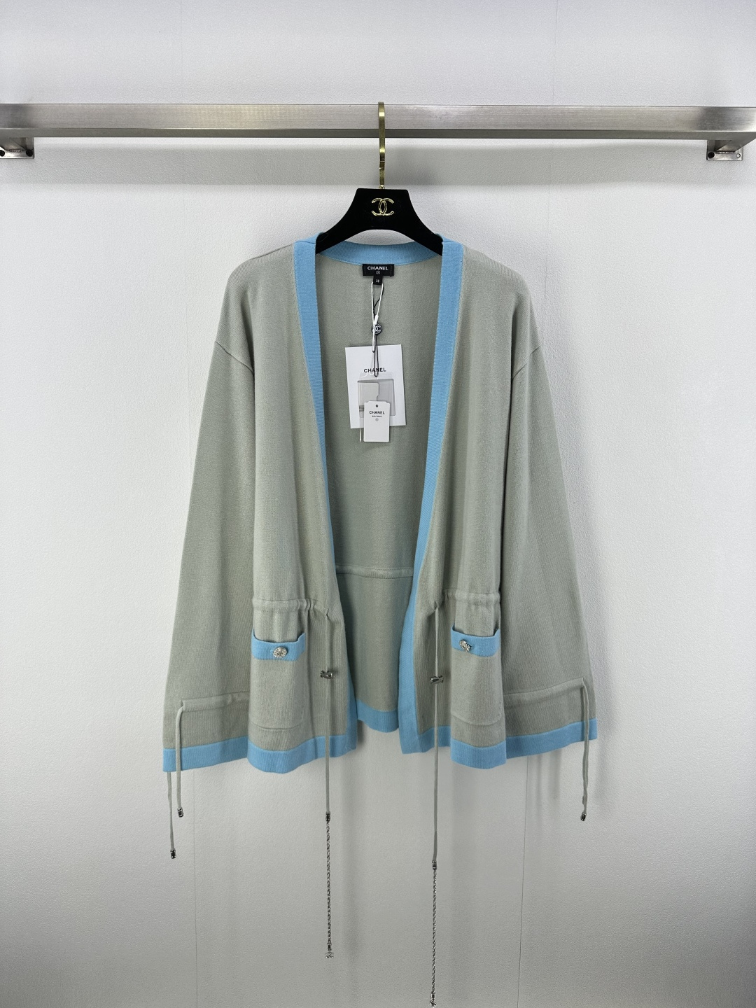 NO:434788,CHANE* New details A Handicraft workshop series contrasting colored long cardigan yb mold opening 1:1 logo hardware button bell cuff waist drawstring waist design high-end fashionable and exquisite celebrity style 4 colors 3 codes SML, chanel, alexander wang19860909CHANE* 上新细节 A 手工坊系列撞色包边长款开衫 yb开模1:1logo五金纽扣吊钟 袖口腰部抽绳收腰设计 高级时髦精致名媛风 4色3码SML,,chanel,alexander wang,Women's clothing