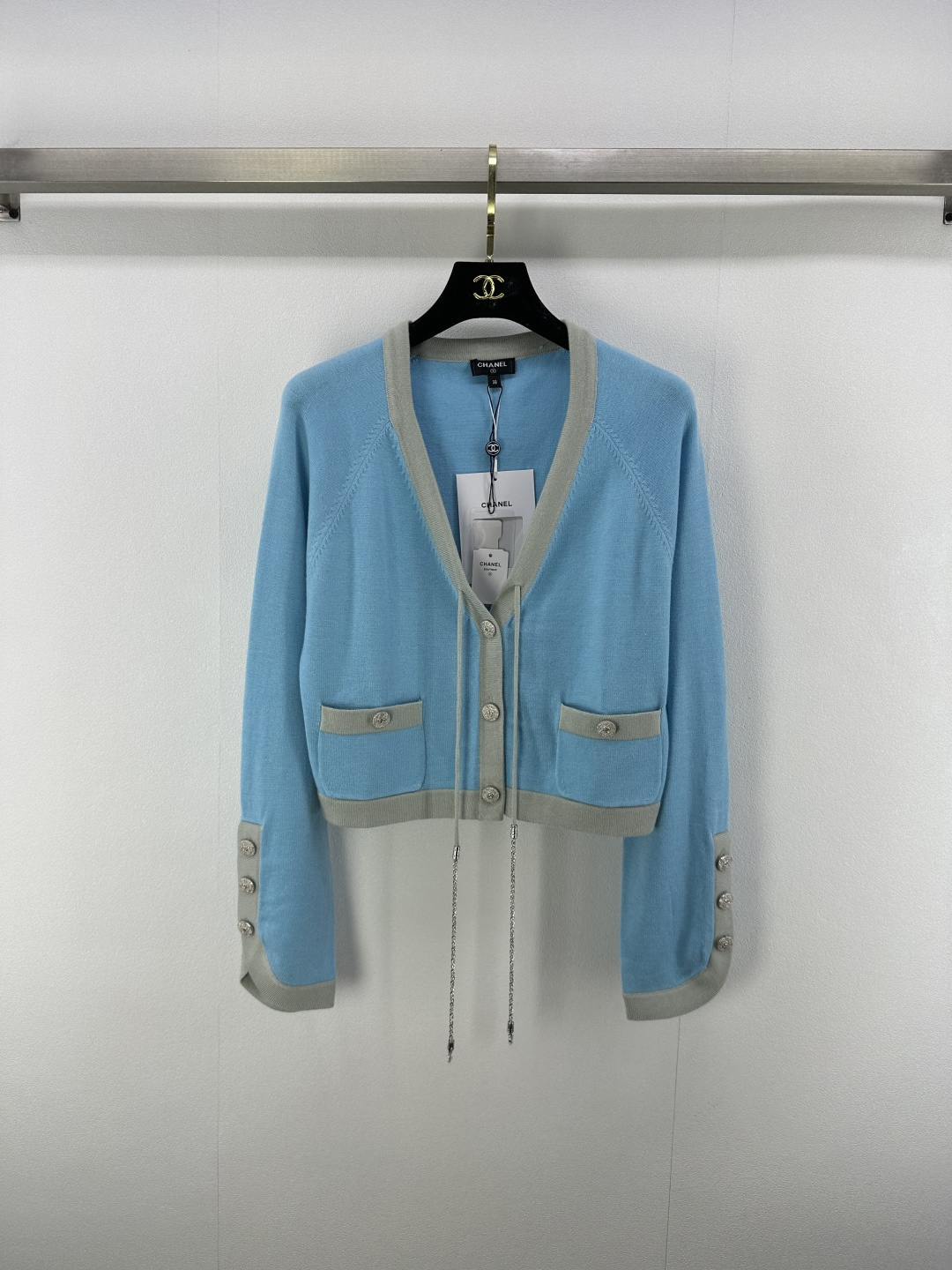 NO:434786,CHANE* New details A Handicraft workshop series contrasting short cardigan yb mold opening 1:1 heavy industry hardware bell straps Double C letter logo button decoration High-end and fashionable light luxury socialite style 4 colors 3 codes SML, chanel, alexander wang19860909CHANE* 上新细节 A 手工坊系列撞色短款开衫 yb开模1:1重工五金吊钟绑带 双c字母logo纽扣装饰 高级时髦轻奢名媛风 4色3码SML,,chanel,alexander wang,Women's clothing