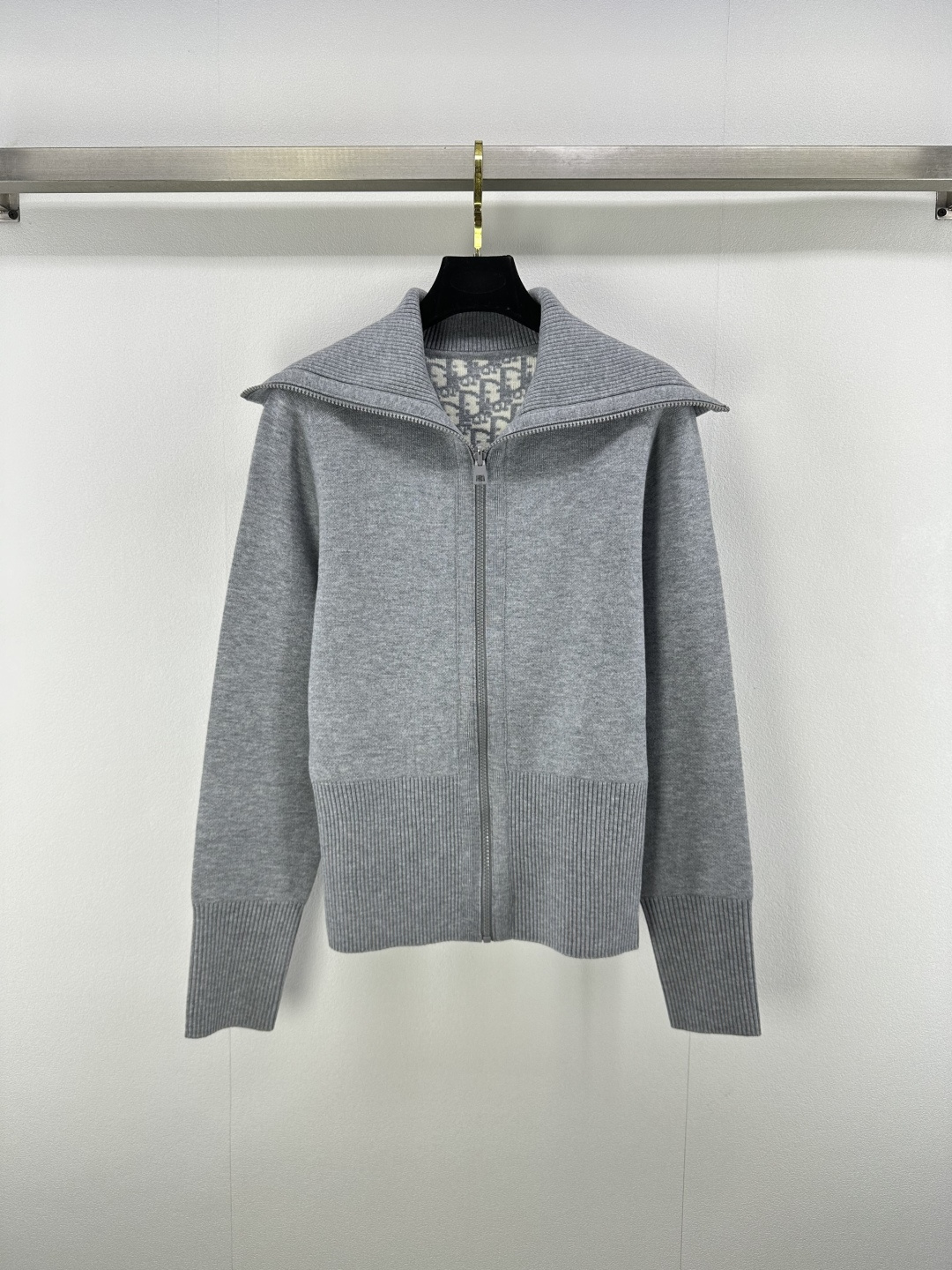 NO:434757,Dio* New details 25 Autumn new product old-fashioned old-fashioned double-sided cashmere zipper navy cardigan! One side is gray, with low-key connotation on the upper body; the other side is decorated with Dior classic old-fashioned prints, full of luxury and high-brow plaids! The cashmere texture is super delicate, not tied at all~ The style is slightly loose, the upper body is very elegant, and everyone looks good when wearing it 2 colors and 3 sizes SML, dior, alexander wang19860909Dio*上新细节 25 秋季新品老花双面可穿的羊绒拉链海军领开衫!一面为灰色,上身低调内涵;另一面饰 Dior 经典老花满身印花,满档奢华高哔格!山羊绒质感超级细腻,一点都不扎~ 版型略宽松版型,上身很有气质 谁穿都好看 2色3码SML,,dior,alexander wang,Women's clothing