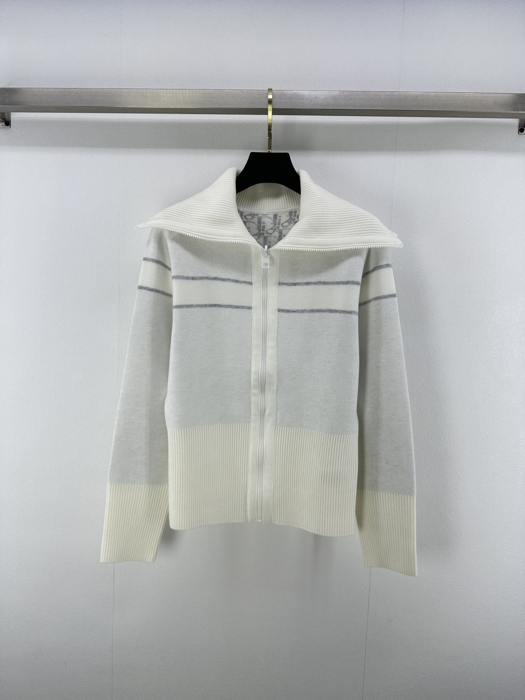 NO:434759,Dio* New details 25 Autumn new product old-fashioned double-sided wearable navy cardigan! One side is white/brown, with low-key connotation on the upper body; the other side is decorated with Dior classic old-fashioned prints, full of luxury and high-brow plaids! The texture is super delicate, not tucked at all~ The style is slightly loose, the upper body is very elegant, and everyone looks good when wearing it 2 colors 3 SML, dior, alexander wang19860909Dio*上新细节 25 秋季新品老花双面可穿的拉链海军领开衫!一面为白/棕色,上身低调内涵;另一面饰 Dior 经典老花满身印花,满档奢华高哔格!质感超级细腻,一点都不扎~ 版型略宽松版型,上身很有气质 谁穿都好看 2色3码SML,,dior,alexander wang,Women's clothing