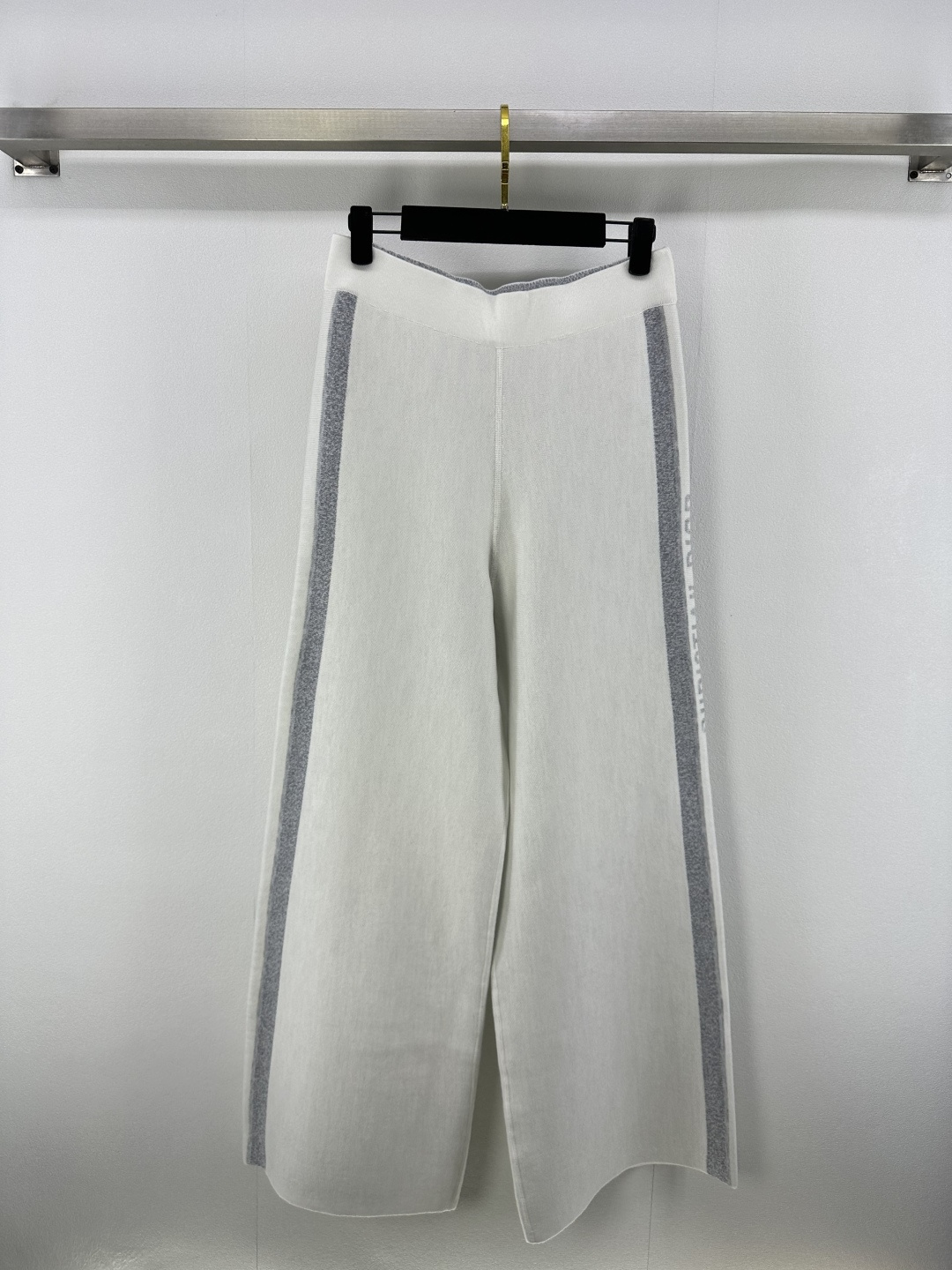 NO:434761,Dio* New details 25 Autumn new product old-fashioned trousers with double-sided wearable! One side is white/brown, with low-key connotation on the upper body; the other side is decorated with Dior classic old-fashioned prints, full of luxury and high-brow plaids! The texture is super delicate, not tickled at all~ The style is slightly loose, the upper body is very elegant, the same style as men and women, everyone looks good [seduction][seduction] 2 colors 3 SML, dior, alexander wang19860909Dio*上新细节 25 秋季新品老花双面可穿的长裤!一面为白/棕色 上身低调内涵;另一面饰 Dior 经典老花满身印花,满档奢华高哔格!质感超级细腻,一点都不扎~ 版型略宽松版型,上身很有气质 男女同款 谁穿都好看[勾引][勾引] 2色3码SML,,dior,alexander wang,Women's clothing