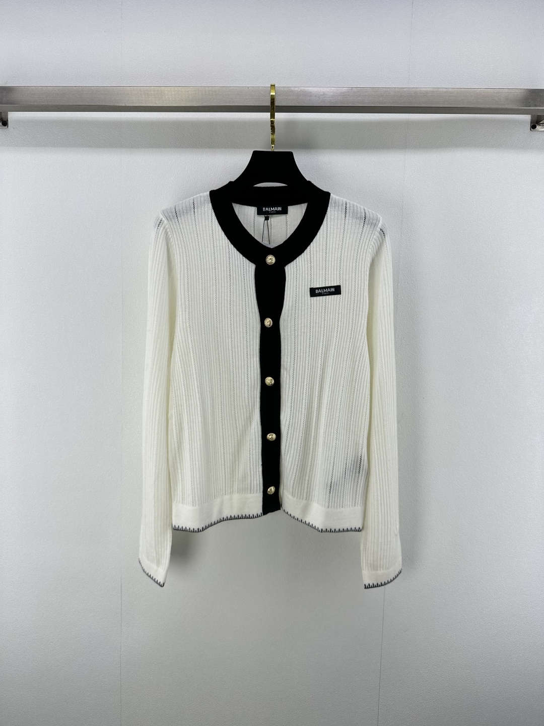 NO:434762,New details on Balmai* 25 New summer knitted round neck cardigan Contrast color edge fashionable vertical pit strip texture yb open mold logo pattern metal button embellishment high-end fashionable and versatile socialite style 2 colors 3 codes SML, balmain, alexander wang19860909Balmai*上新细节 25 夏季新款针织圆领开衫 撞色边缘时髦 竖坑条纹理 yb开模logo图案金属纽扣点缀 高级时髦百搭名媛风 2色3码SML,,balmain,alexander wang,Women's clothing