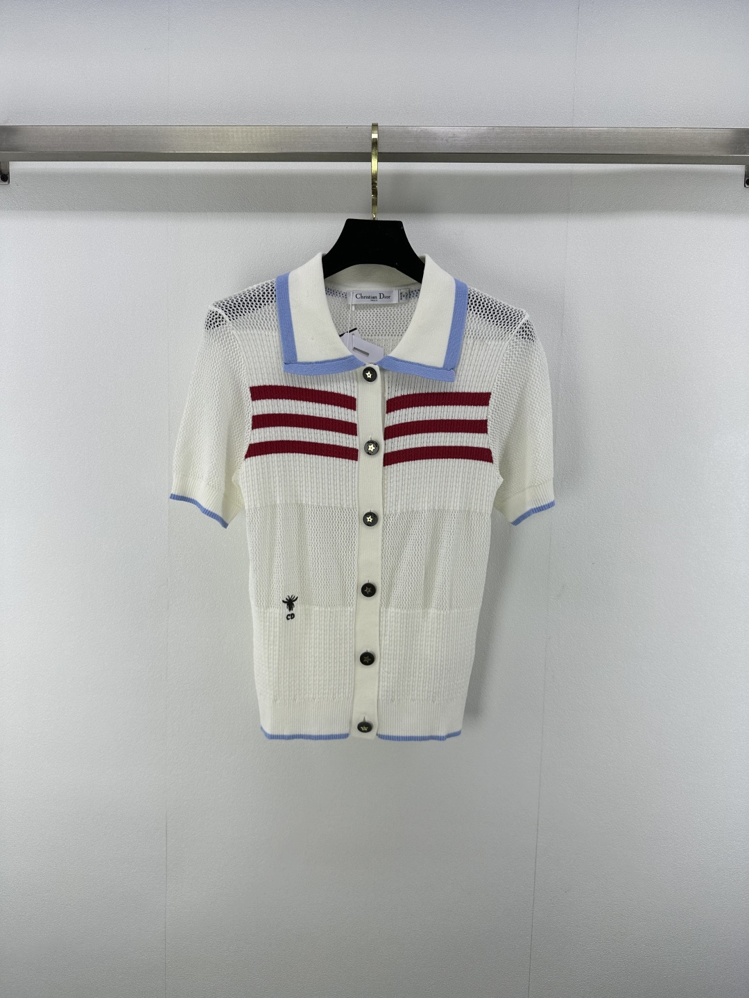 NO:434765,Dio* new details 25 spring and summer new lapel cardigan short sleeves texture hollow design Bee embroidery contrasting colors everyday commuting and traveling soft and comfortable skin-friendly 1 color 3 code SML, dior, T-shirt, alexander wang19860909Dio*上新细节 25 春夏新款翻领开衫短袖 纹理镂空设计 小蜜蜂刺绣撞色 日常通勤出行百搭款 柔软舒适亲肤 1色3码SML,,dior,T-shirt,alexander wang,Women's clothing