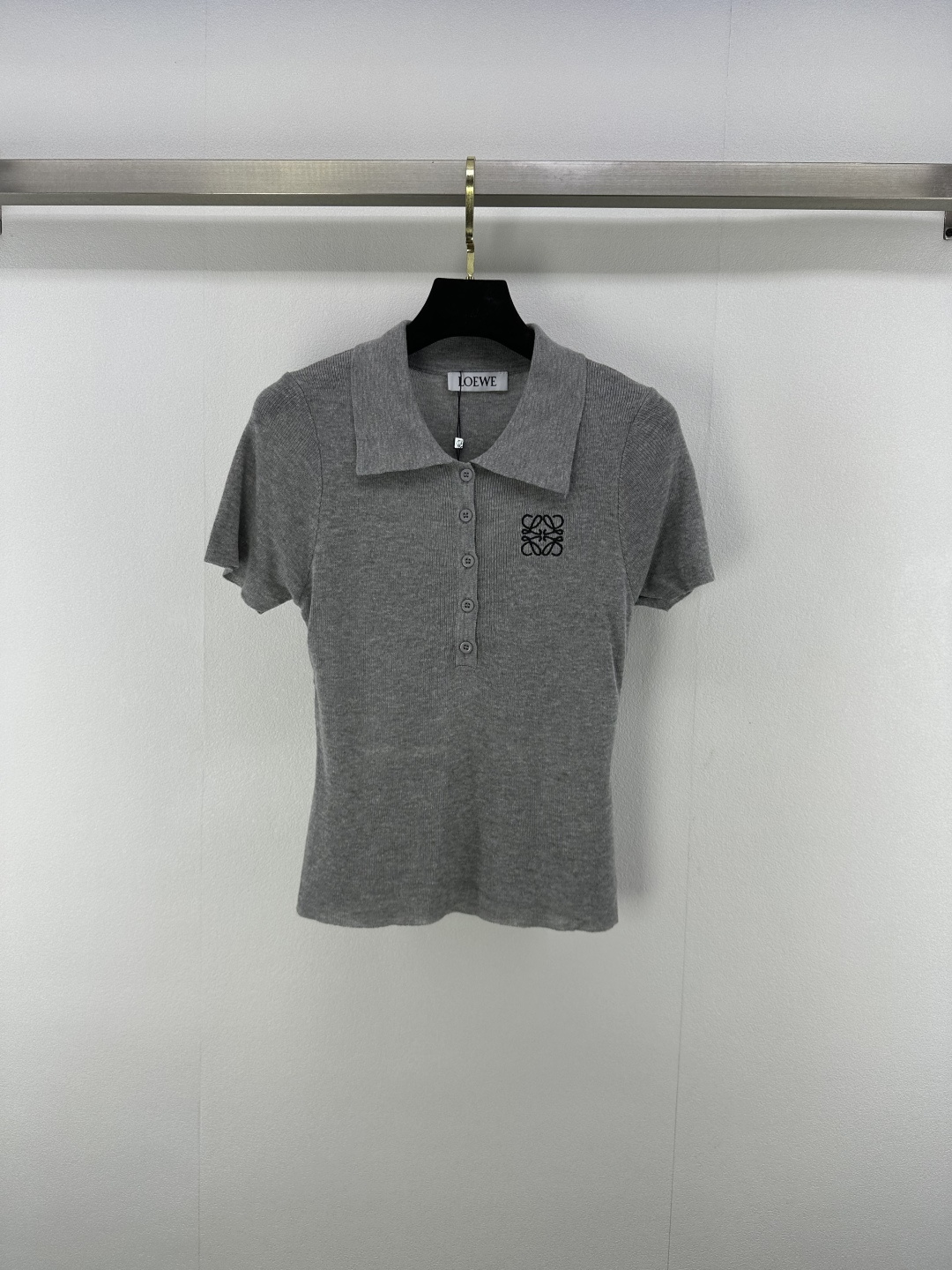 NO:434768,Loew *New details 25 Spring and summer new fake two-piece lapel short sleeves, contrasting embroidery logo embellishment, slim and versatile, youthful color matching, regular style, elegant colors to create a sense of atmosphere, making the style more durable and versatile!  4 color 3 code SML, loewe, T-shirt, alexander wang19860909Loew *上新细节 25 春夏新款假两件翻领短袖 撞色刺绣logo点缀修饰 显瘦百搭 青春配色 正肩款常规版型 优雅色系打造氛围感 让风格更耐看百搭！ 4色3码SML,,loewe,T-shirt,alexander wang,Women's clothing