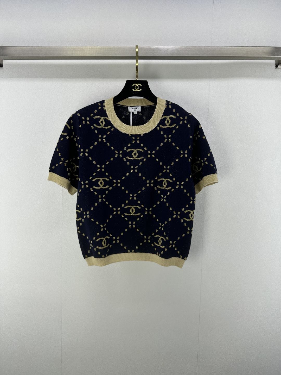 NO:434769,Chane* new details 25 New summer knitted round neck gold wire short sleeves Classic double C uses shining gold wire to outline diamonds and brand logos Adapted to the diverse style round neck and cuffs Gold wire woven edges exquisitely echo the whole Simple style takes into account elegance and practical wear, and easily injects high-end and recognizable into the shape 2 colors and 3 codes SML, chanel, T-shirt, alexander wang19860909Chane*上新细节 25 夏季新款针织圆领金丝短袖 经典双C采用闪耀金丝线勾勒菱格与品牌标识 适配多元风格圆领及袖口的金丝织边 精致呼应整体 简约版型兼顾优雅与实穿 轻松为造型注入高级感与辨识度 2色3码SML,,chanel,T-shirt,alexander wang,Women's clothing